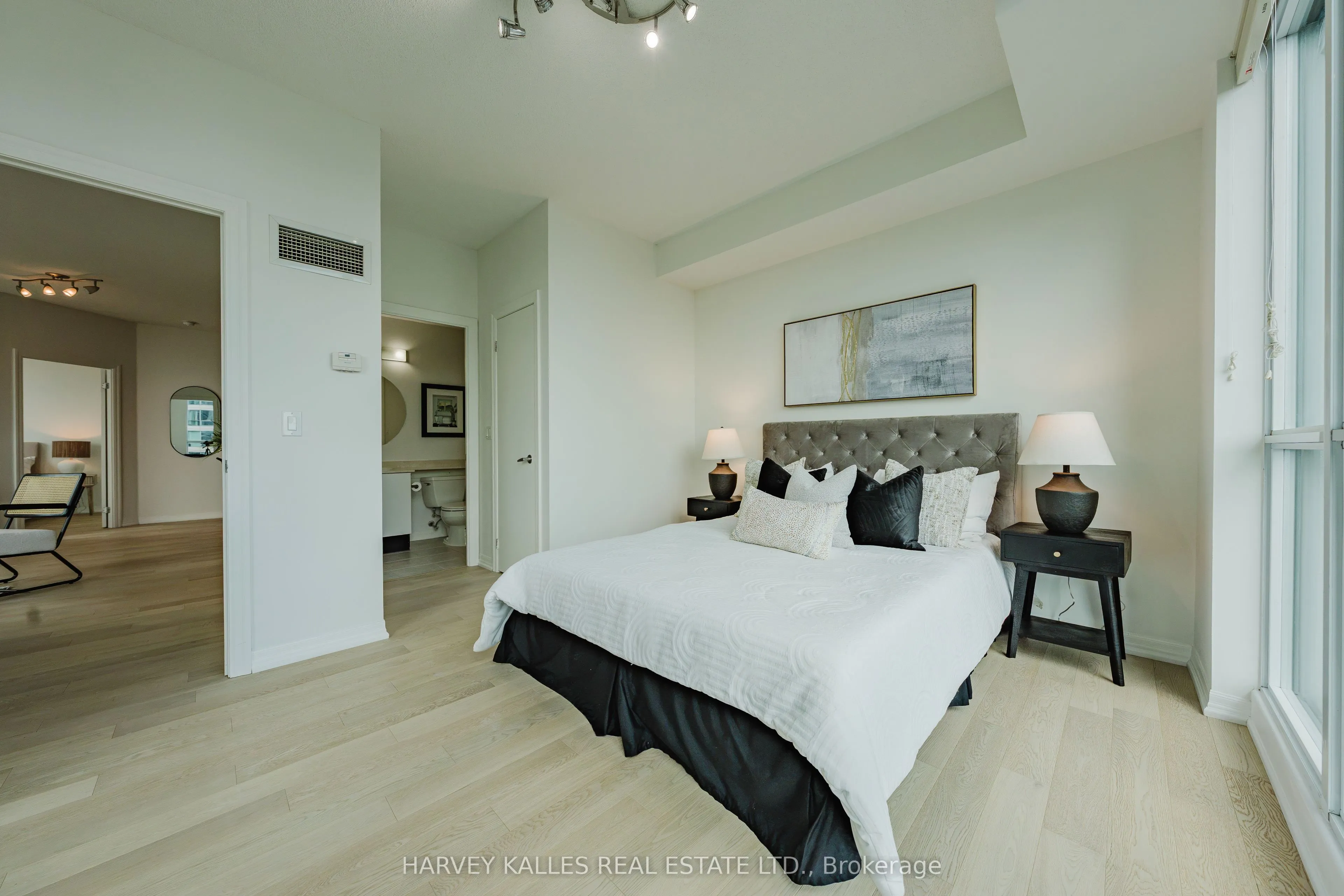 16 Yonge Street #3211