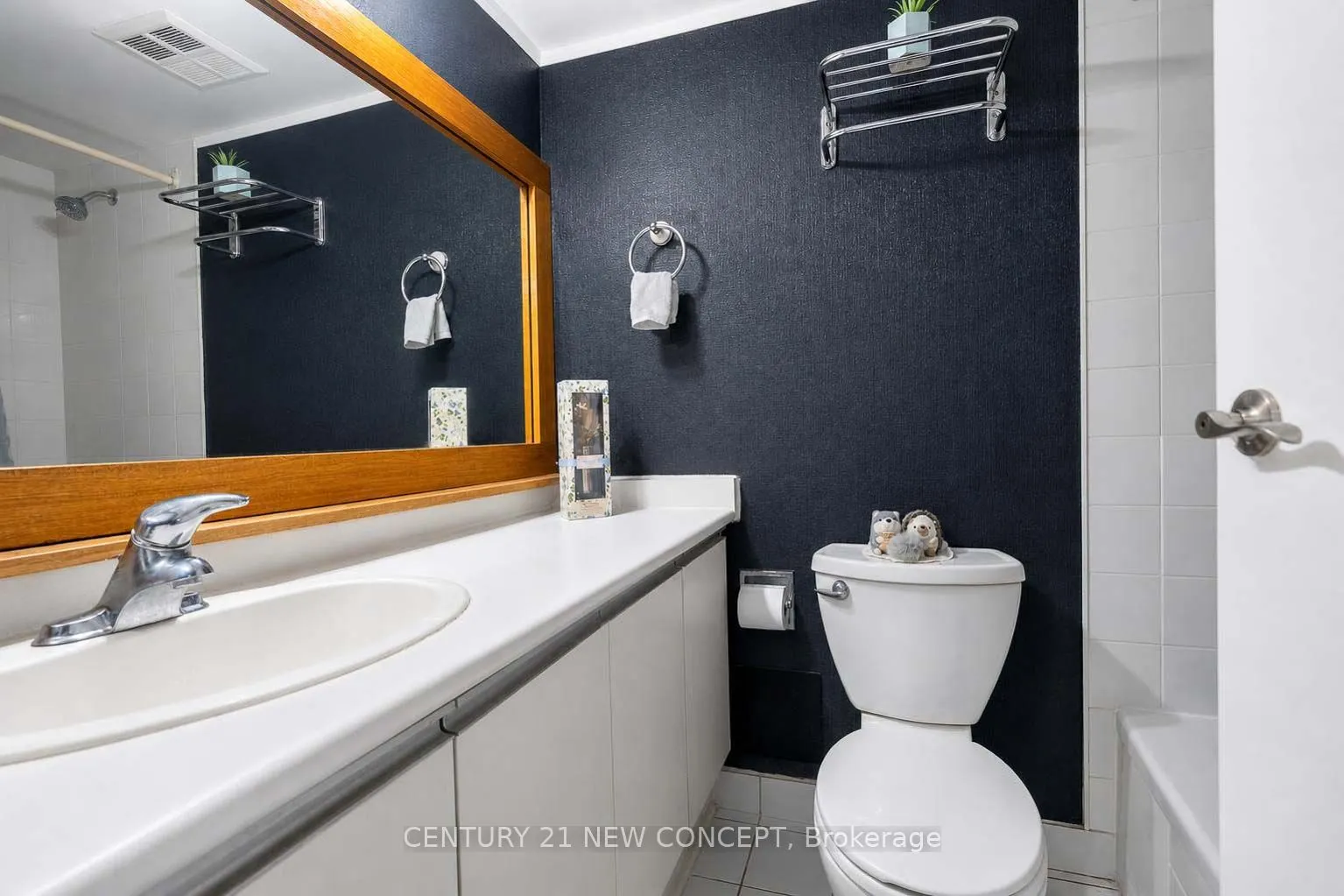 5765 Yonge Street #101