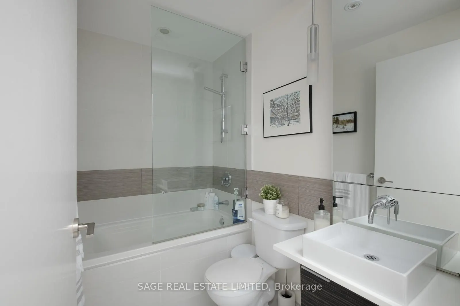 8 Charlotte Street #902