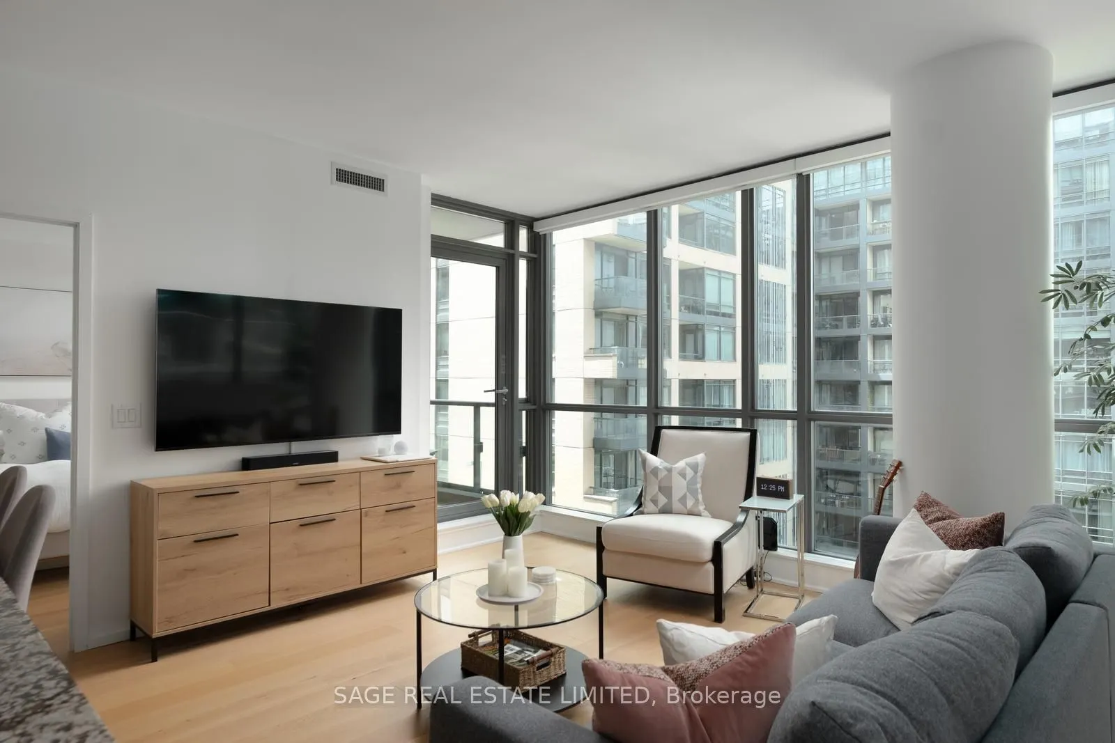 8 Charlotte Street #902