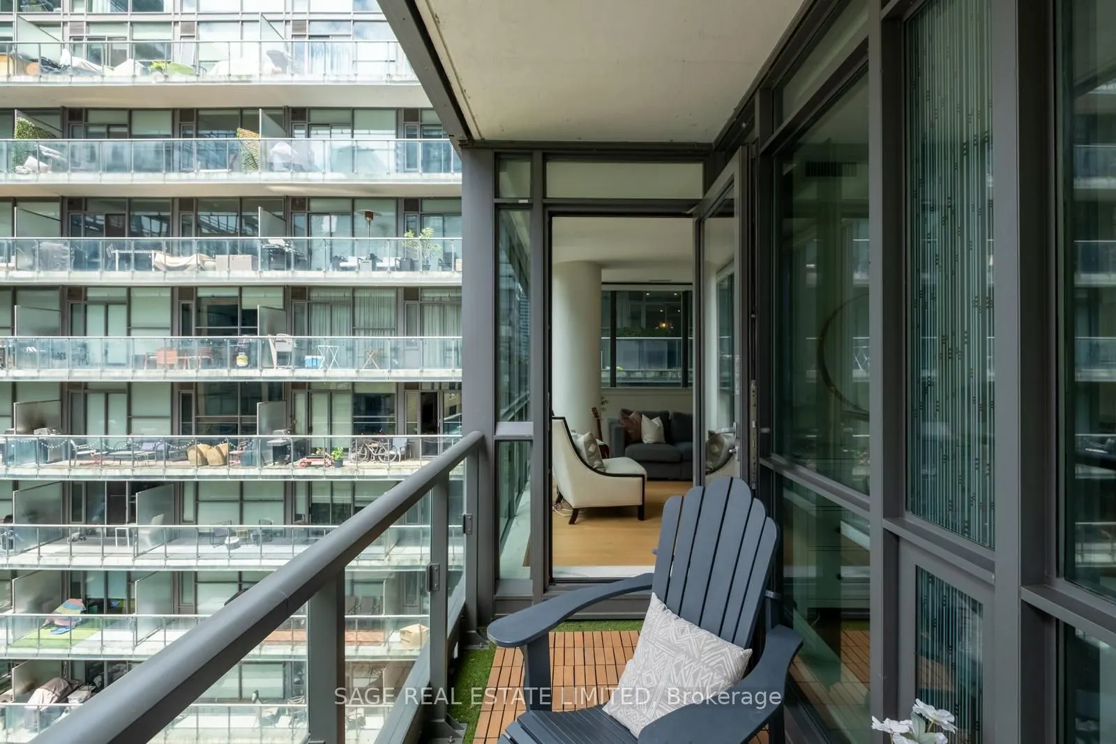 8 Charlotte Street #902