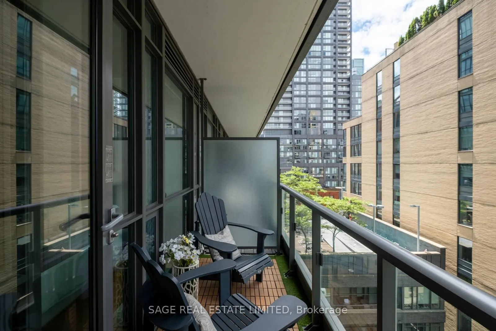 8 Charlotte Street #902