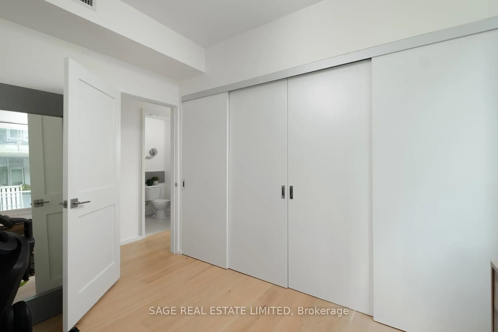 8 Charlotte Street #902