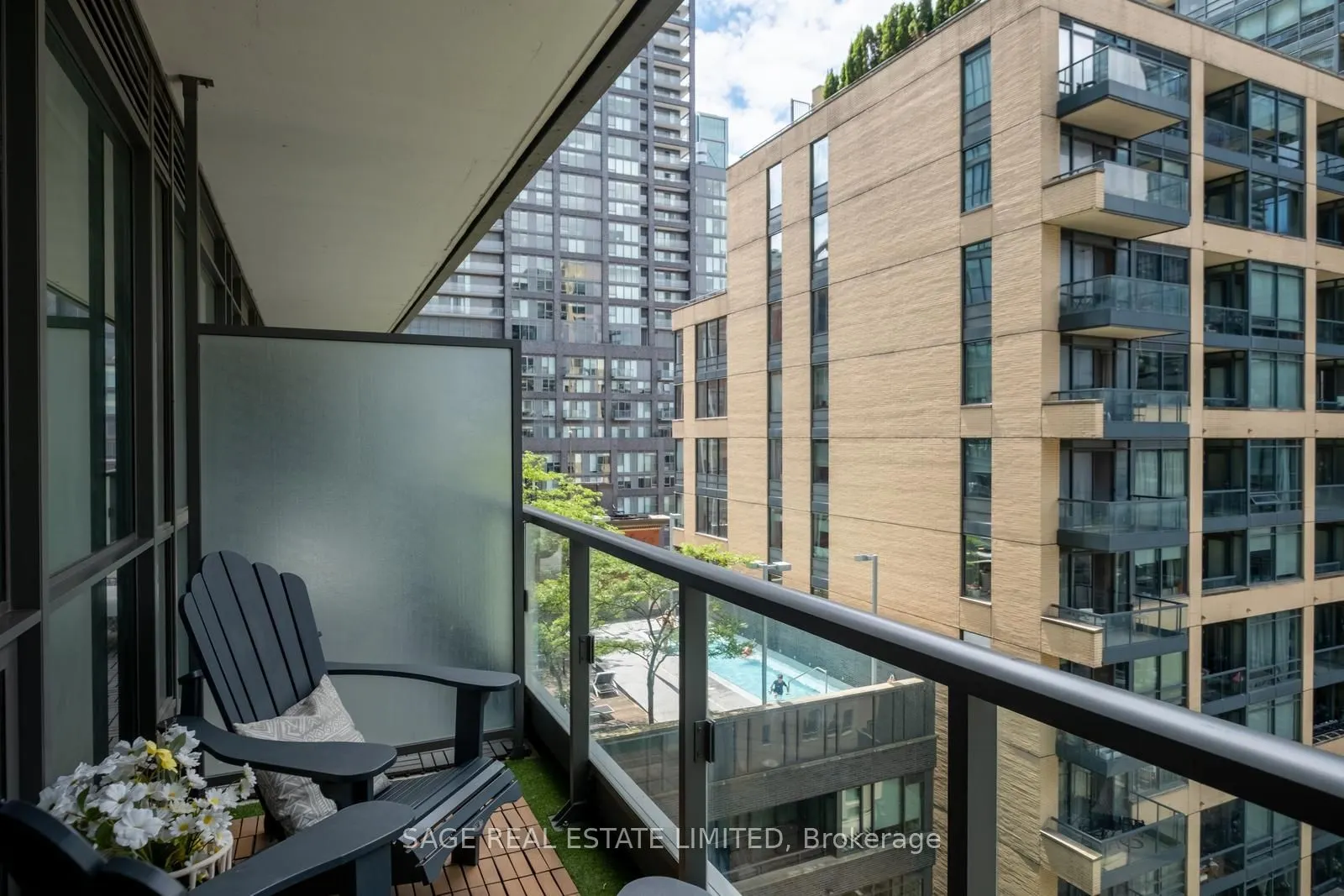 8 Charlotte Street #902