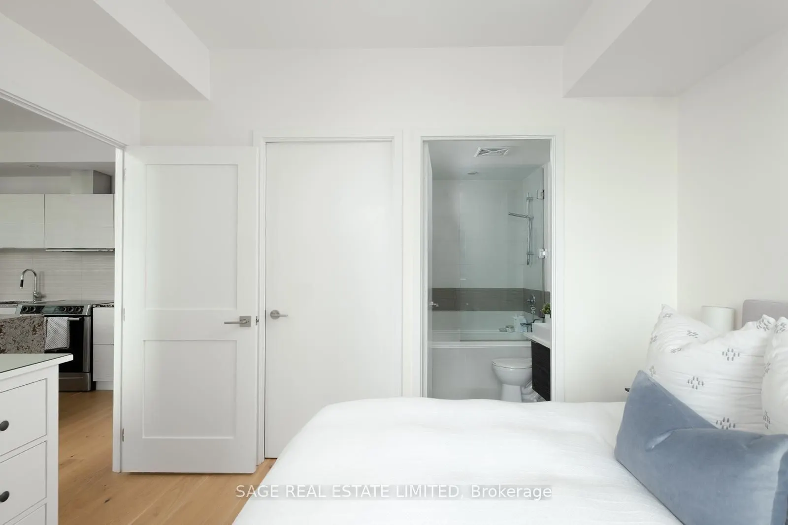 8 Charlotte Street #902