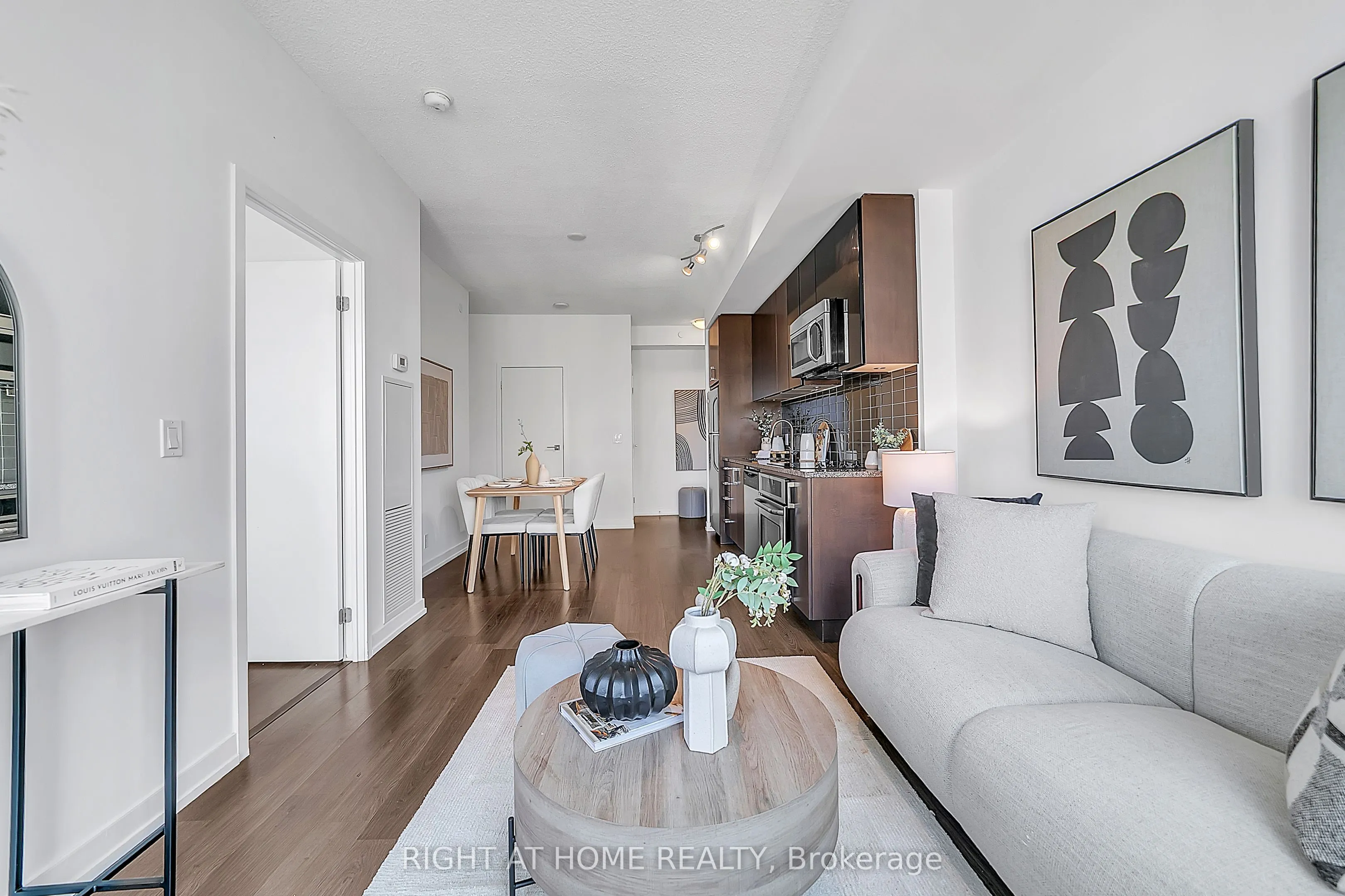 98 Lillian Street ## 916