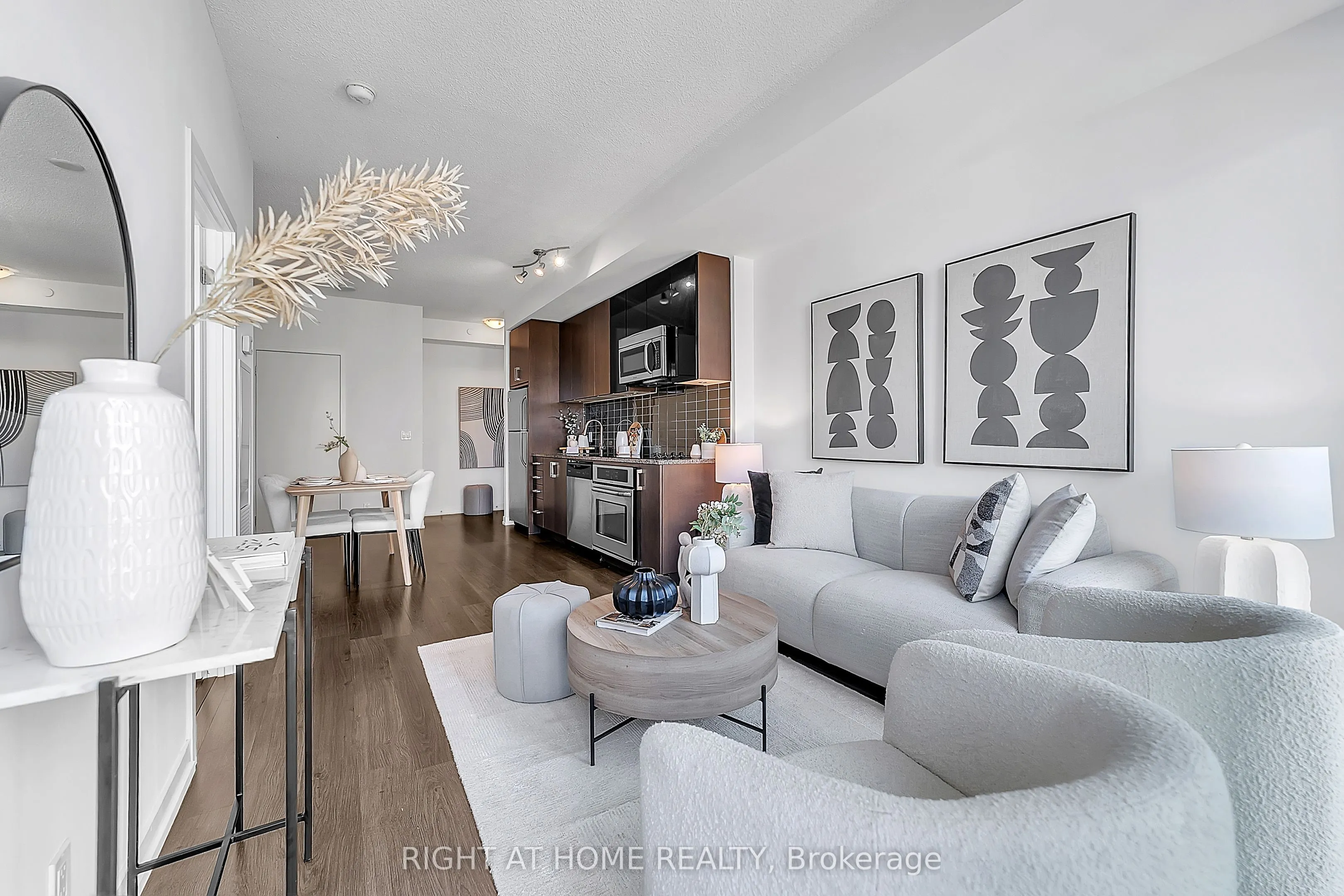 98 Lillian Street ## 916