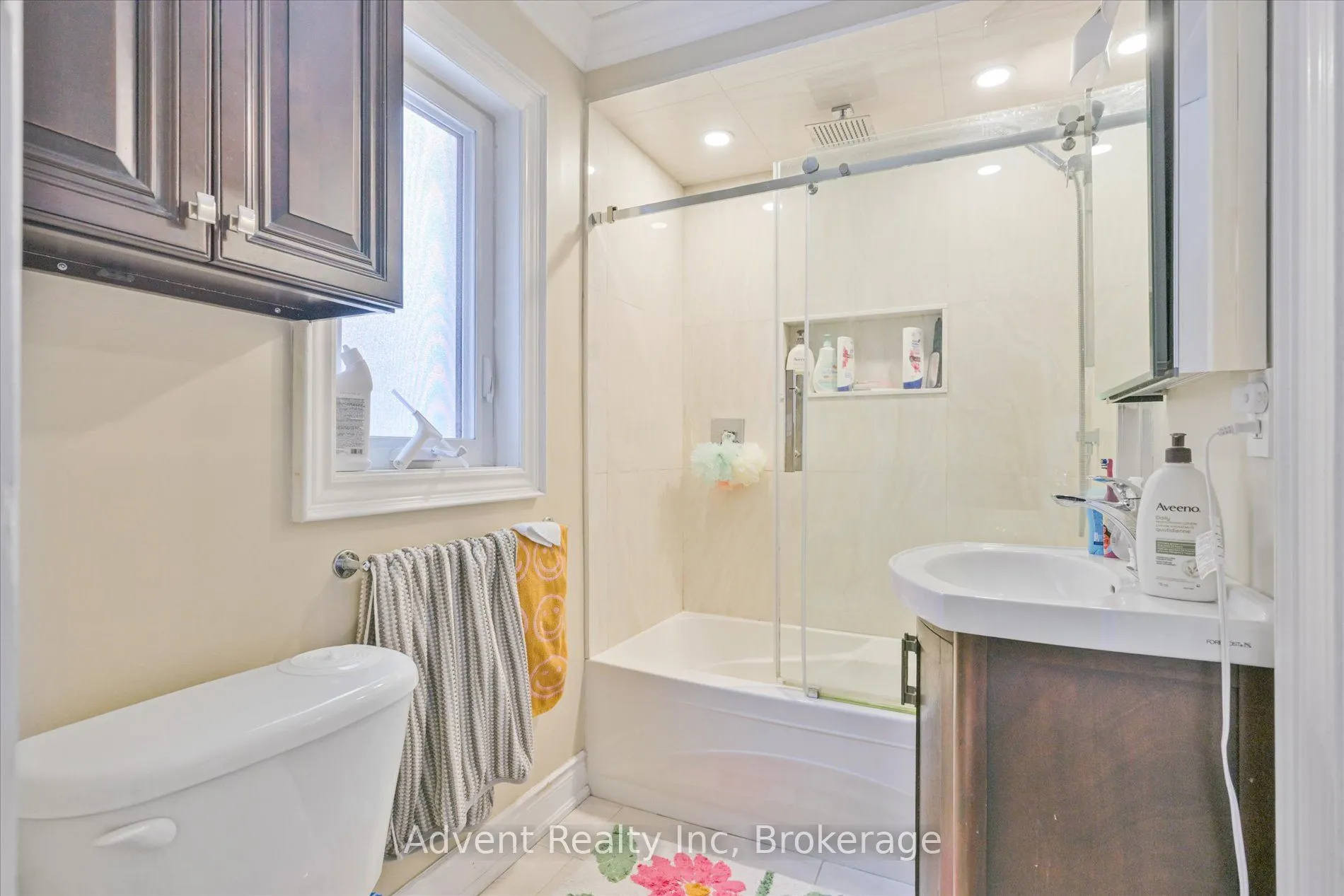 63 Burnaby Boulevard #MAIN FLOOR