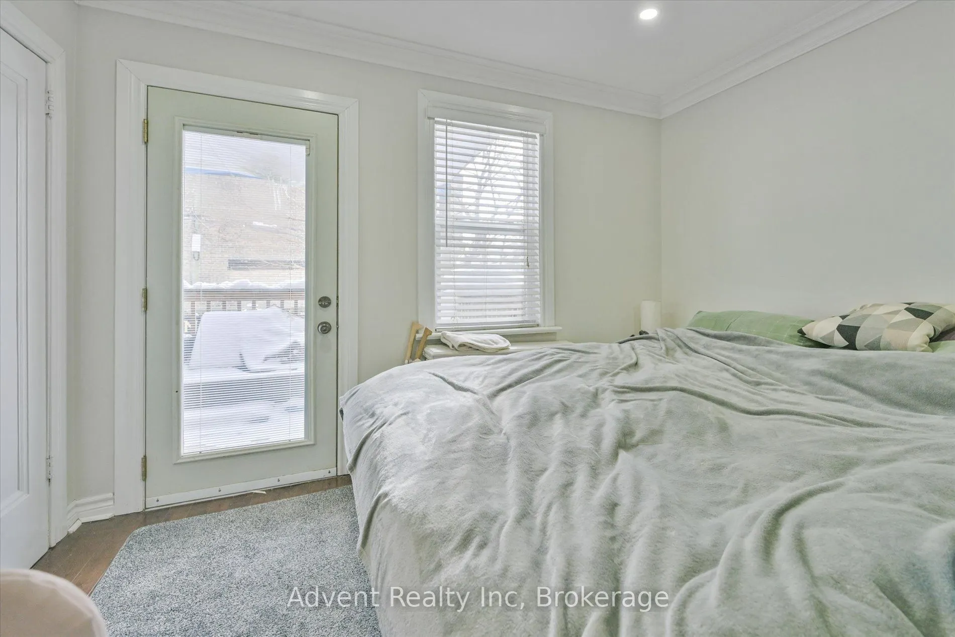 63 Burnaby Boulevard #MAIN FLOOR