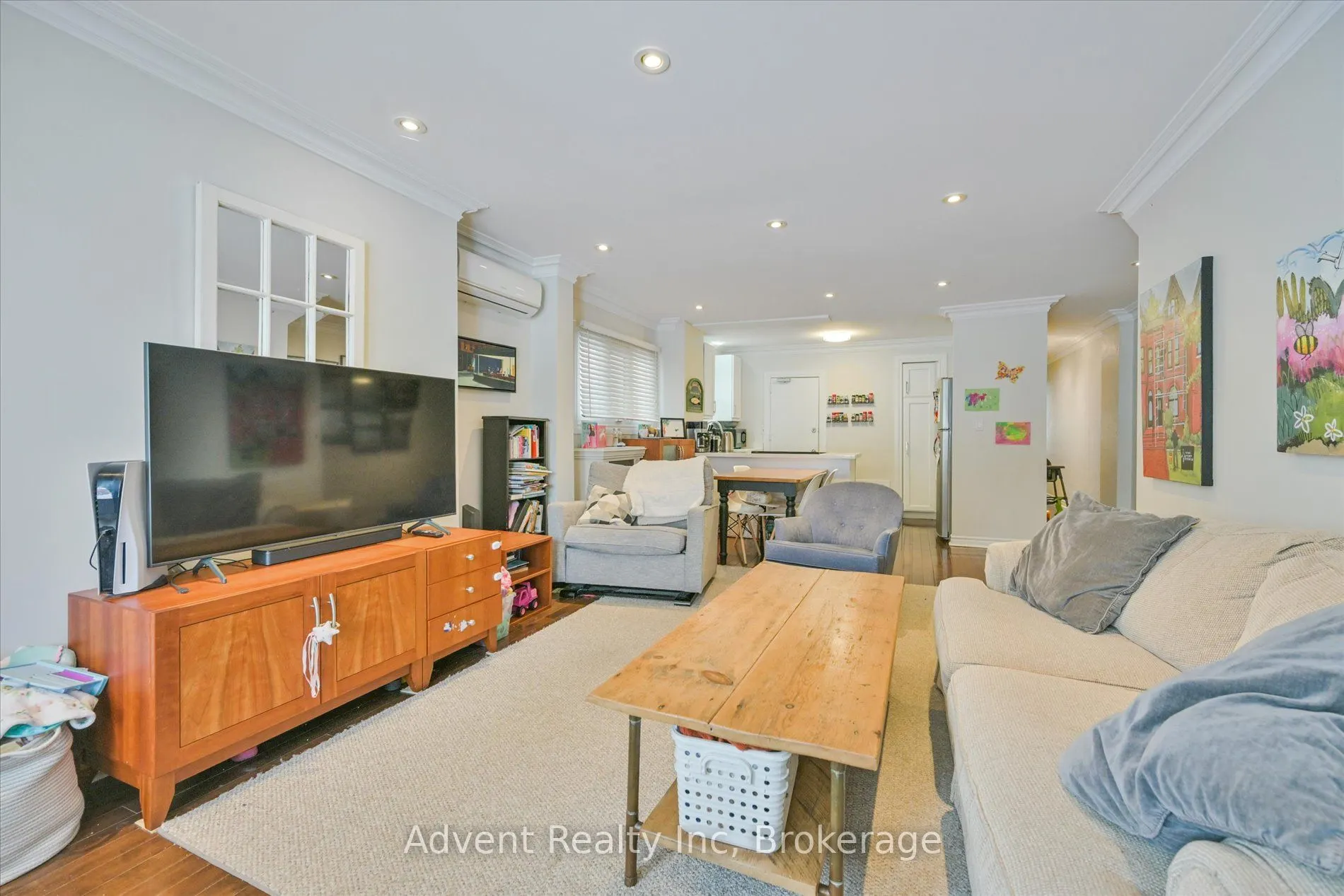 63 Burnaby Boulevard #MAIN FLOOR