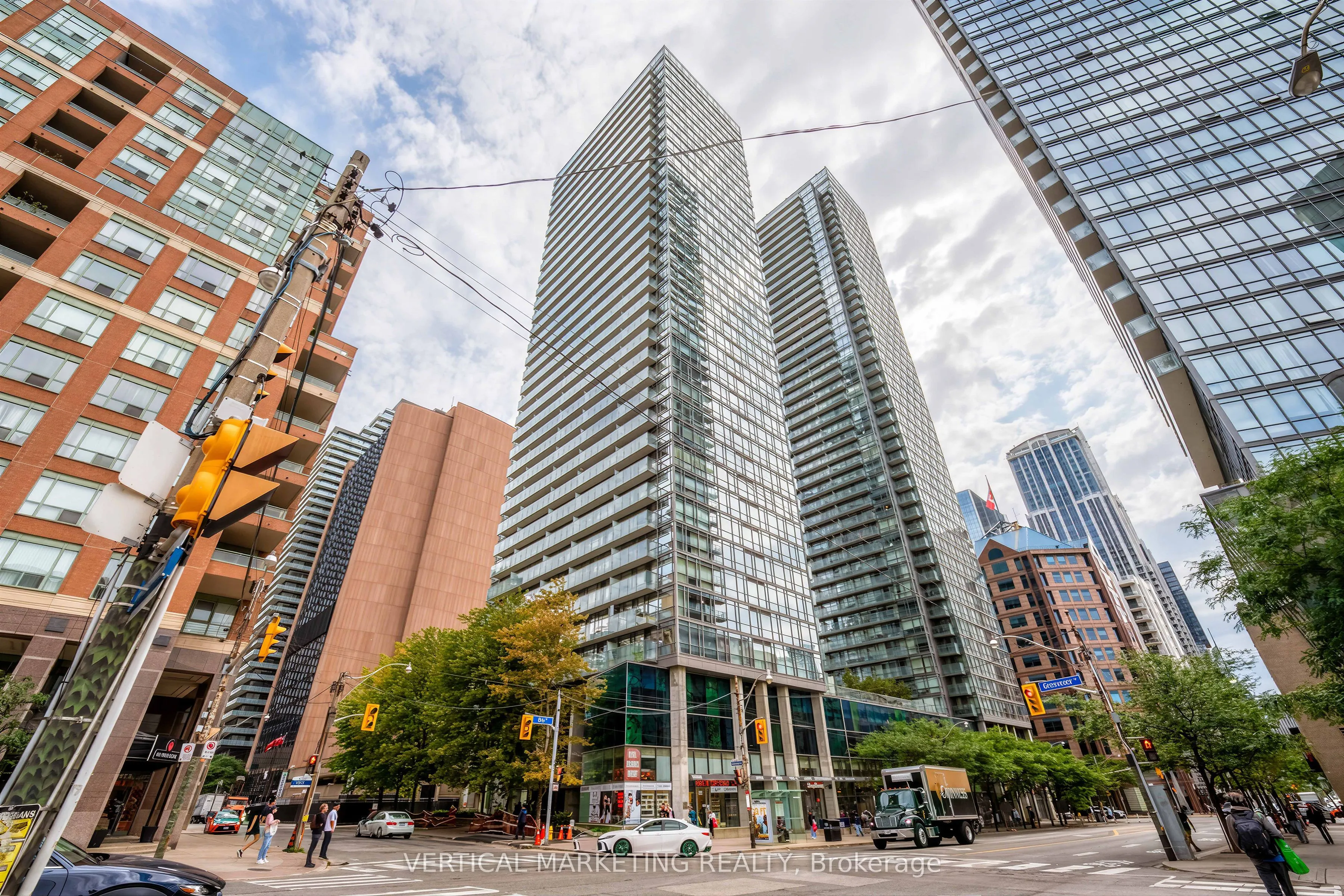 37 Grosvenor Street #2010
