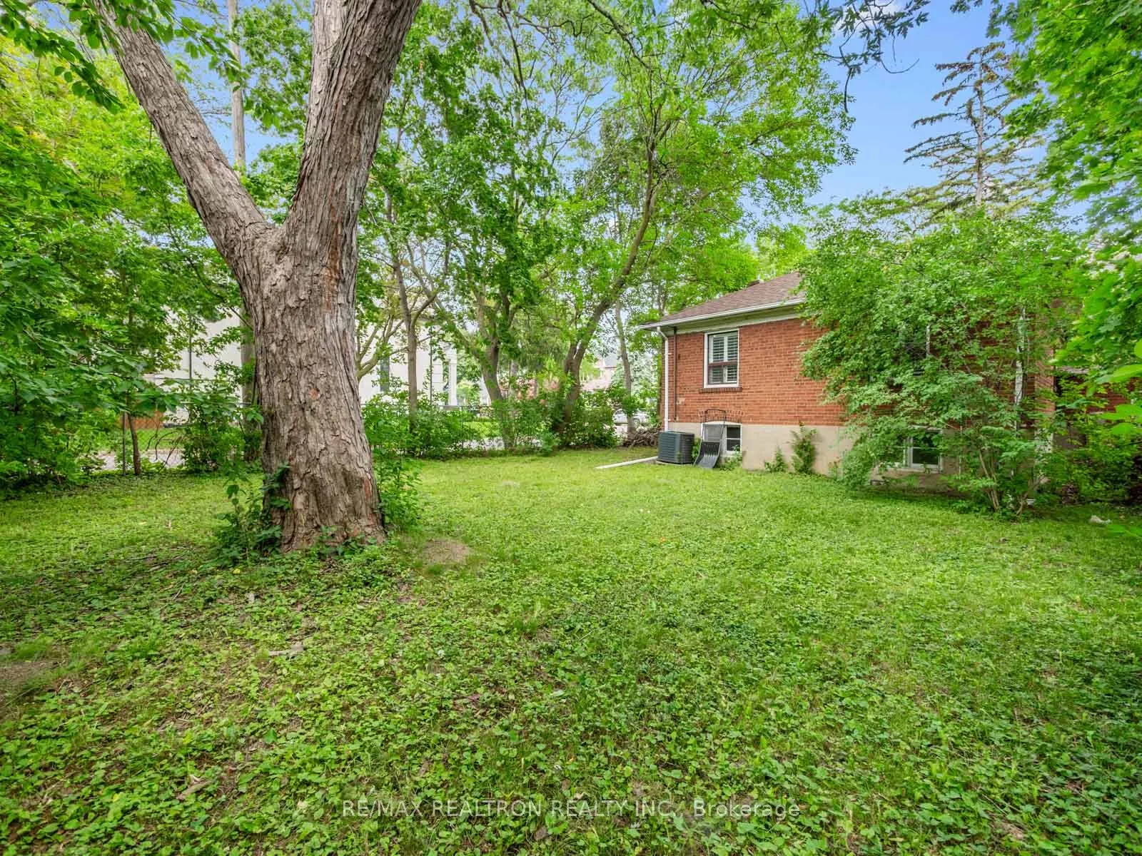 12 Graymar Avenue