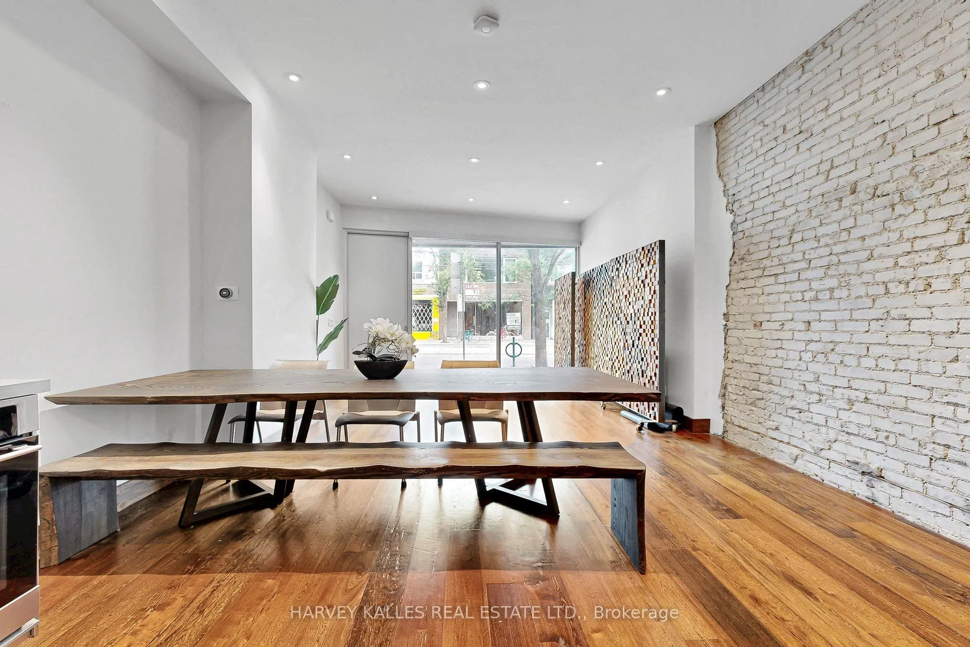819 Dundas Street W