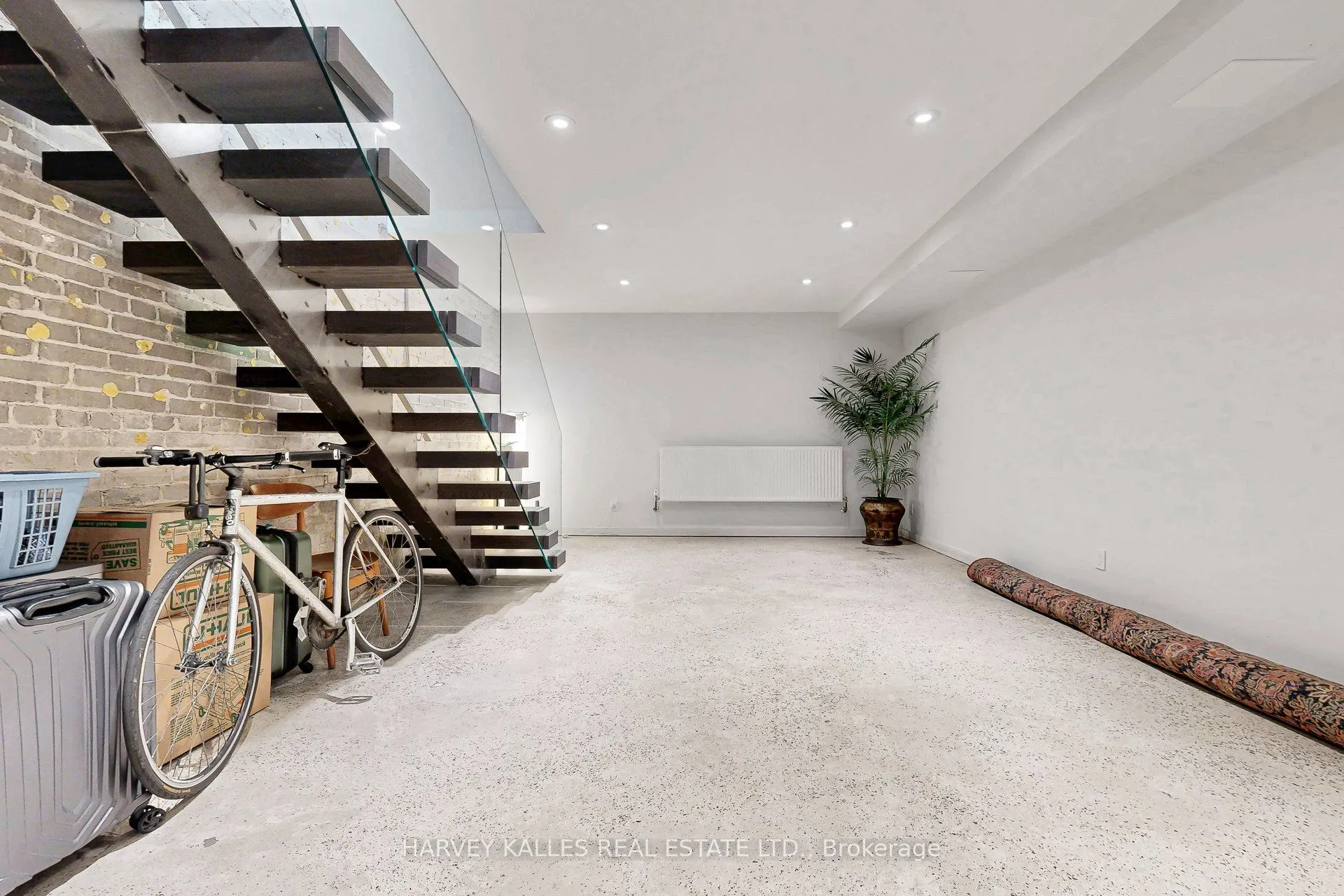 819 Dundas Street W