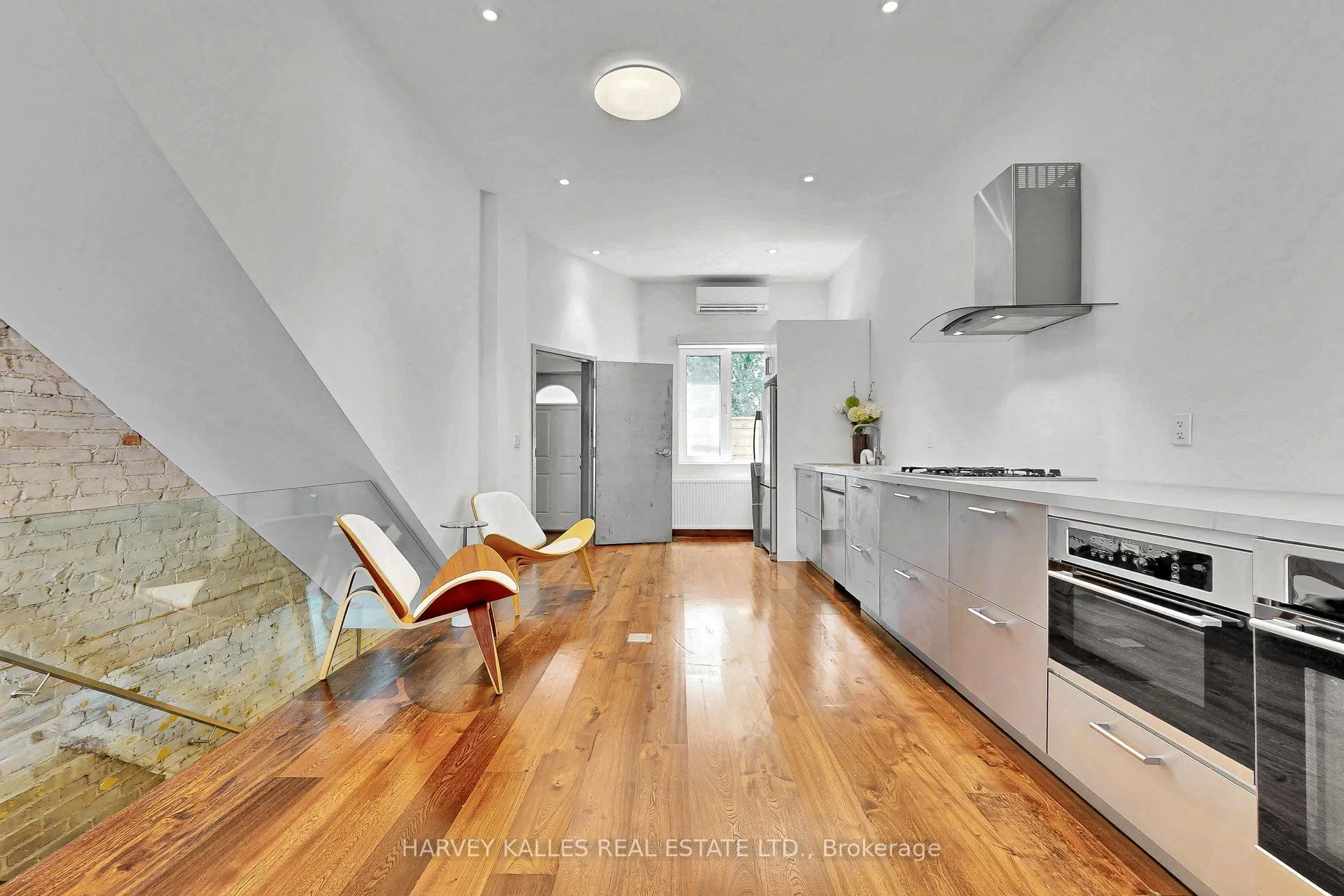 819 Dundas Street W