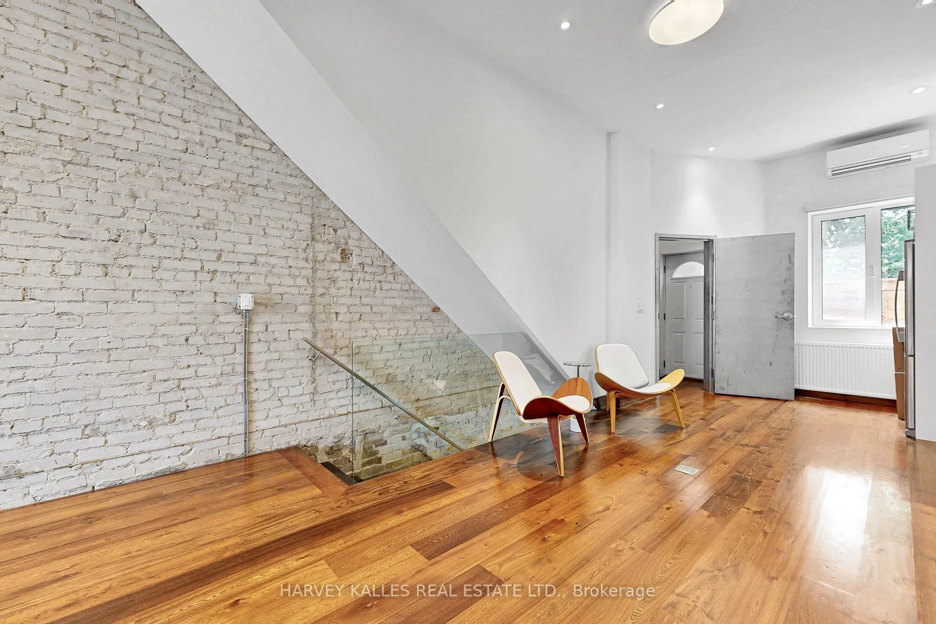 819 Dundas Street W