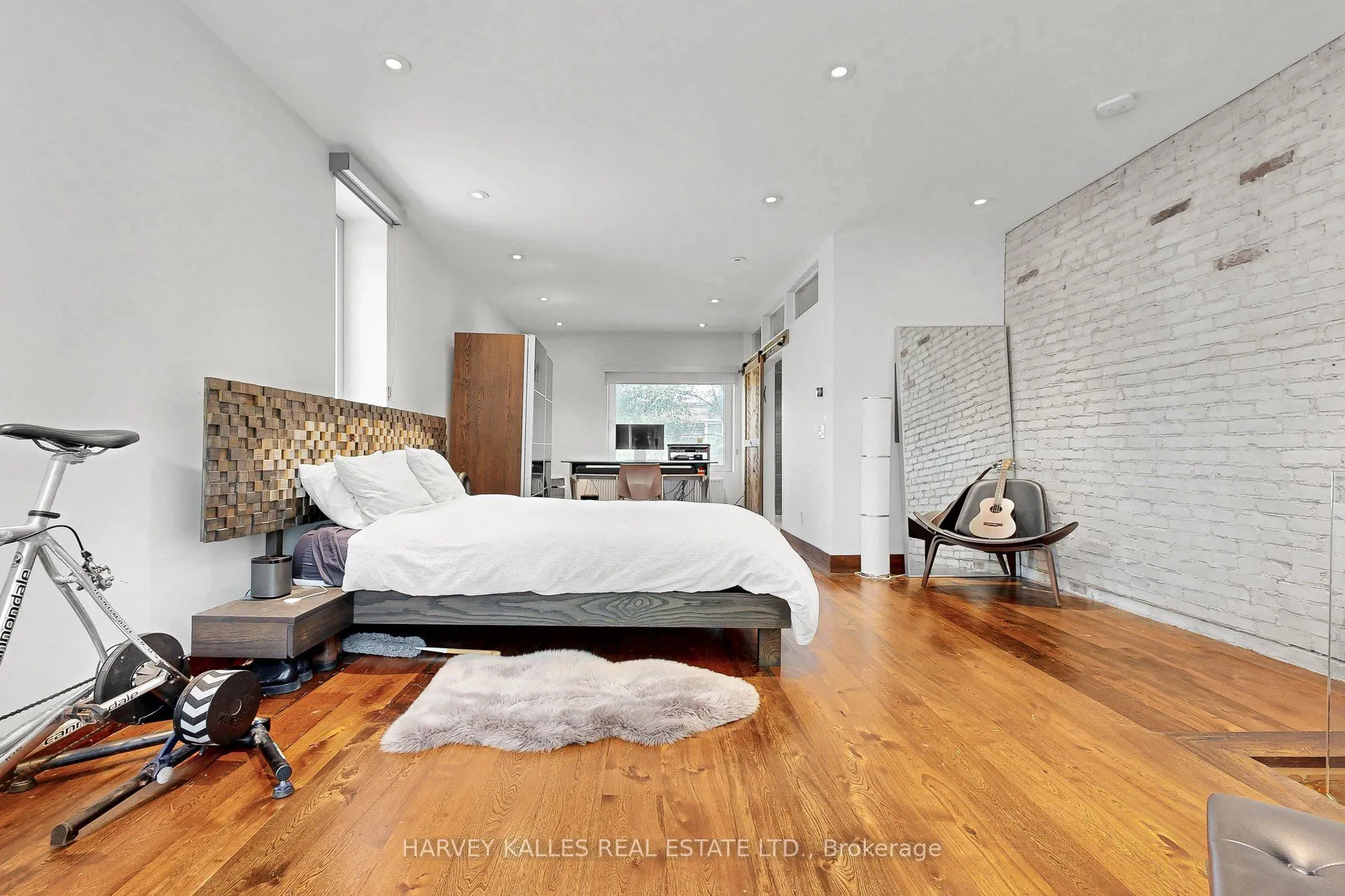 819 Dundas Street W