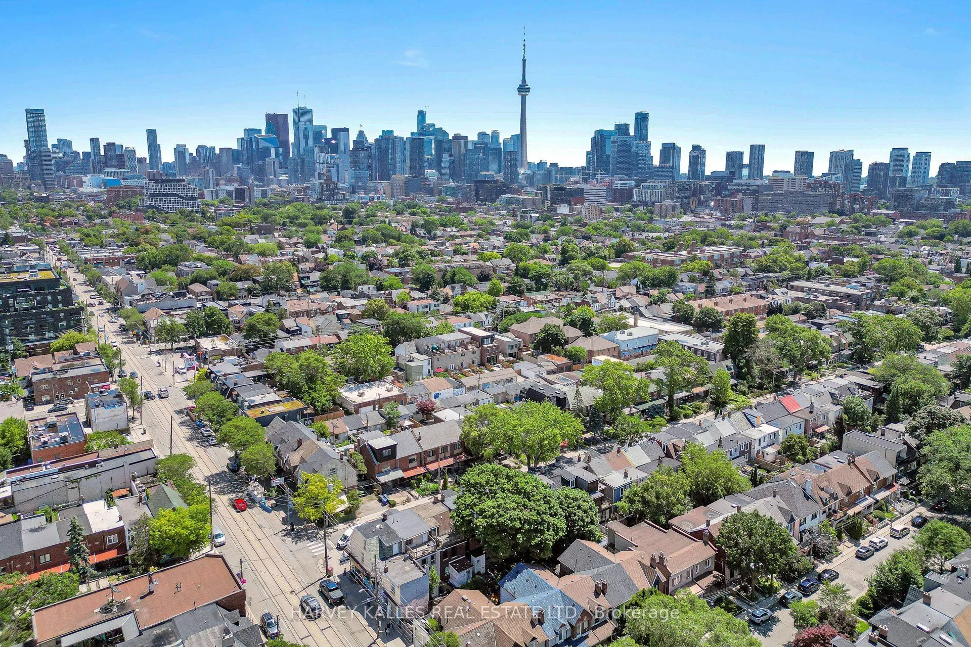 819 Dundas Street W