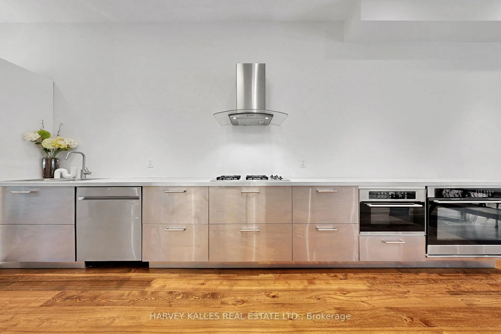 819 Dundas Street W
