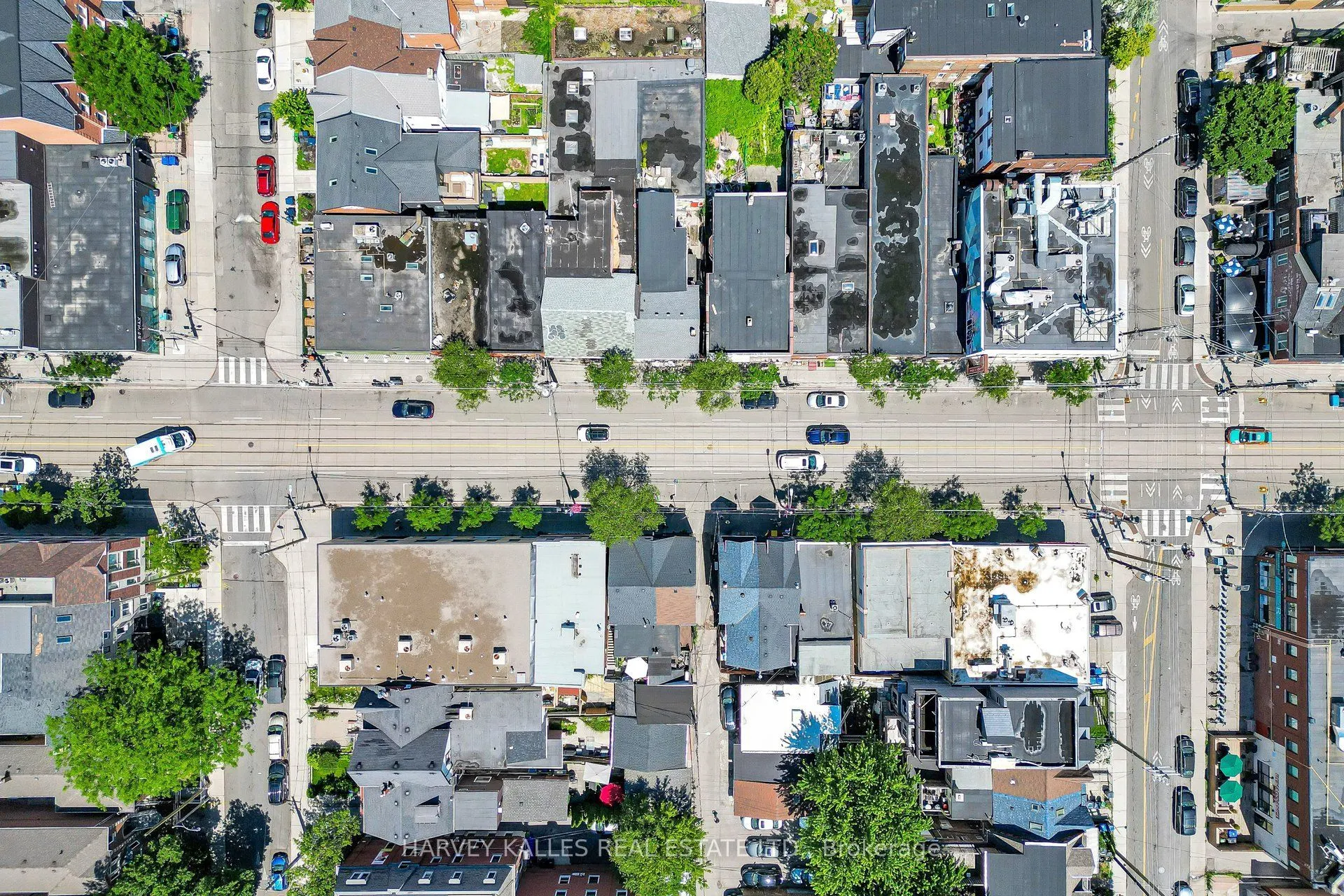 819 Dundas Street W