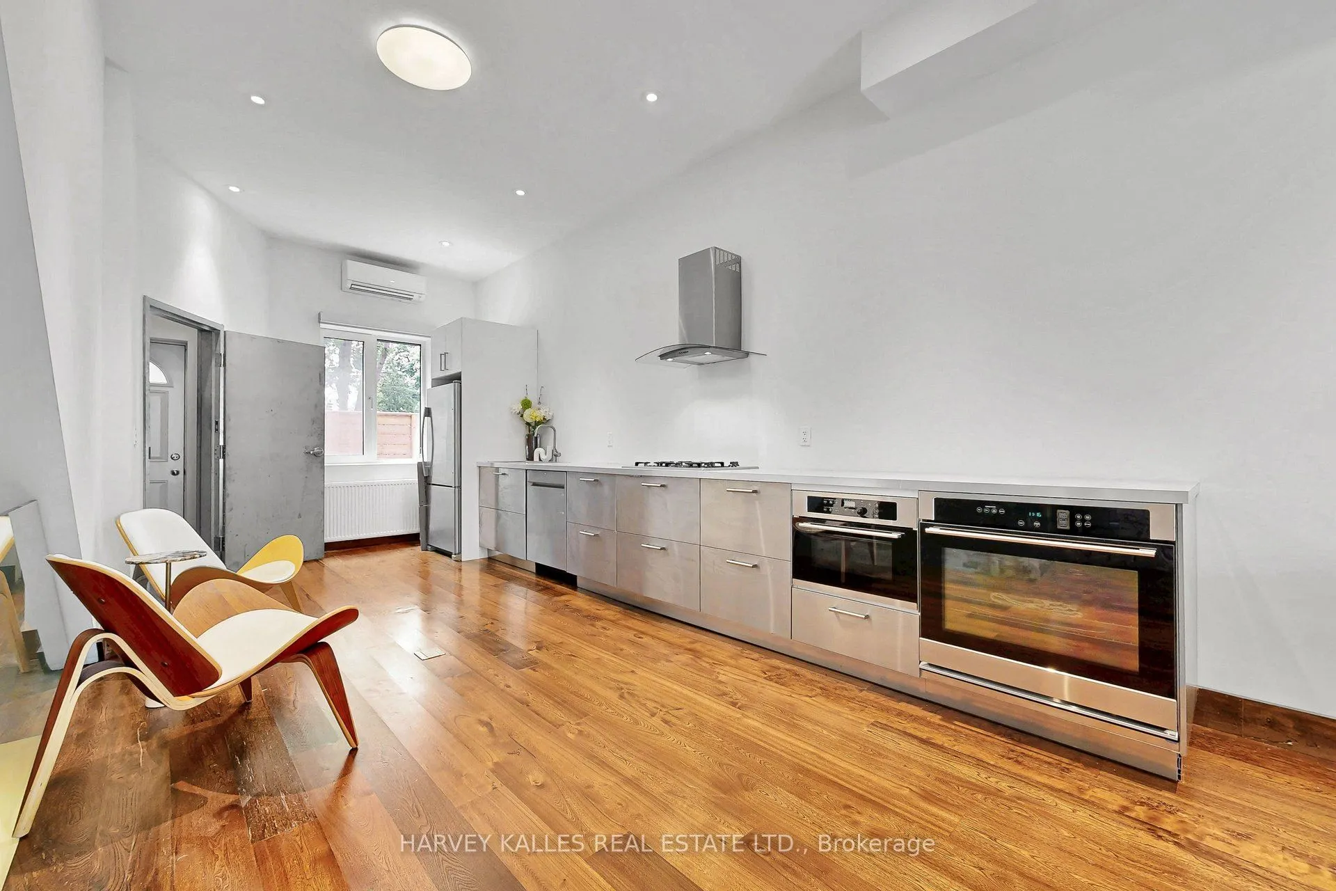 819 Dundas Street W