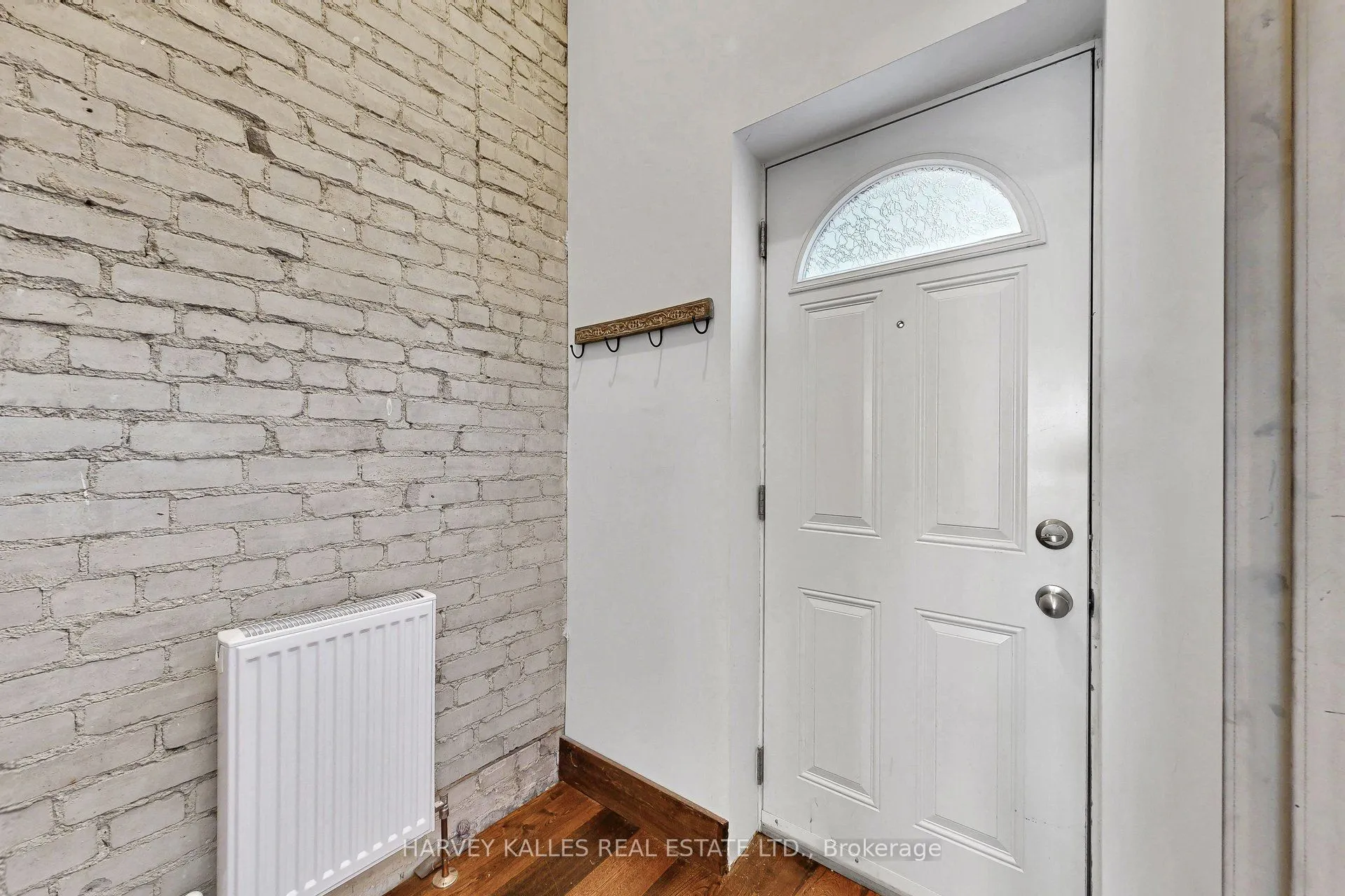 819 Dundas Street W