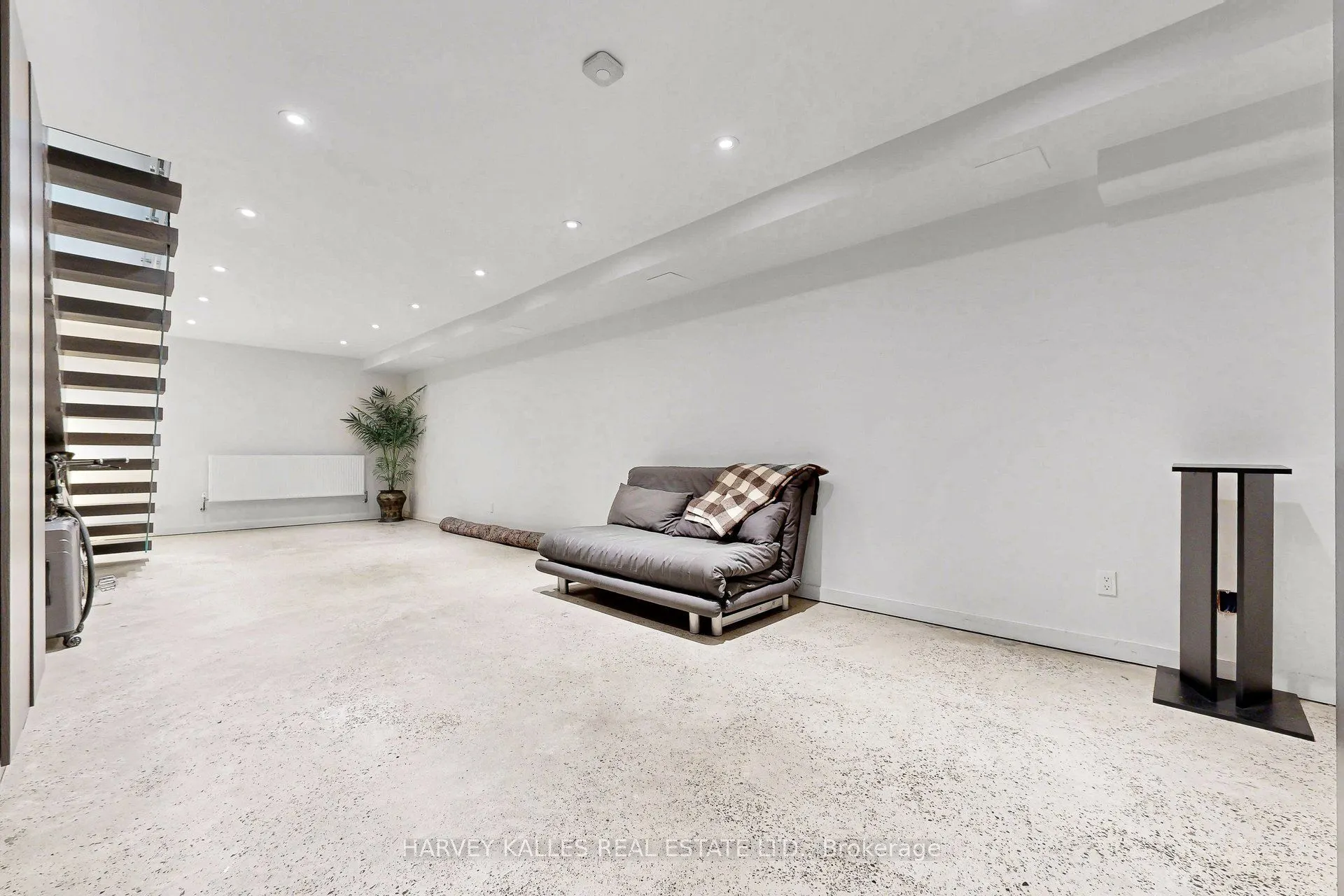 819 Dundas Street W