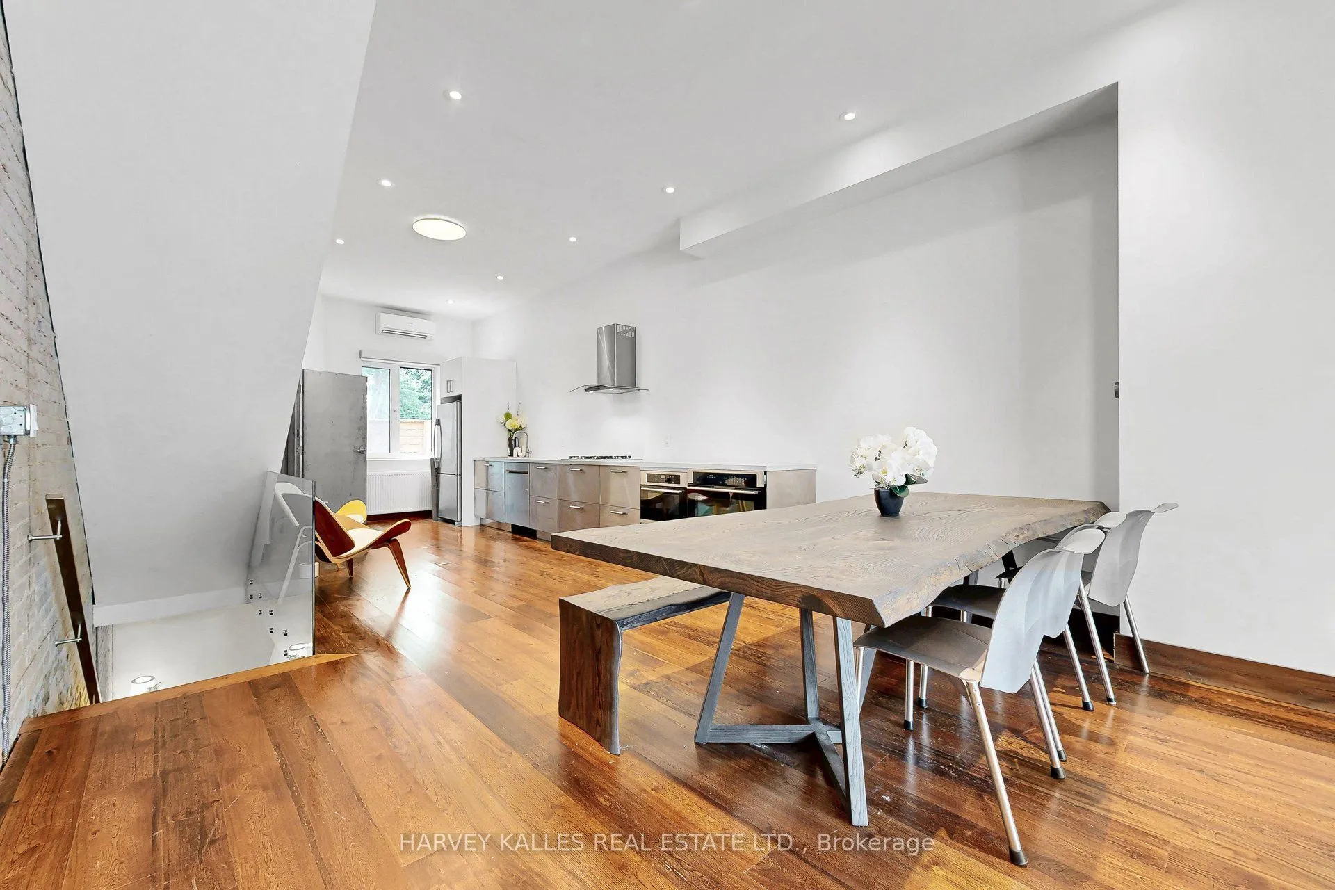 819 Dundas Street W