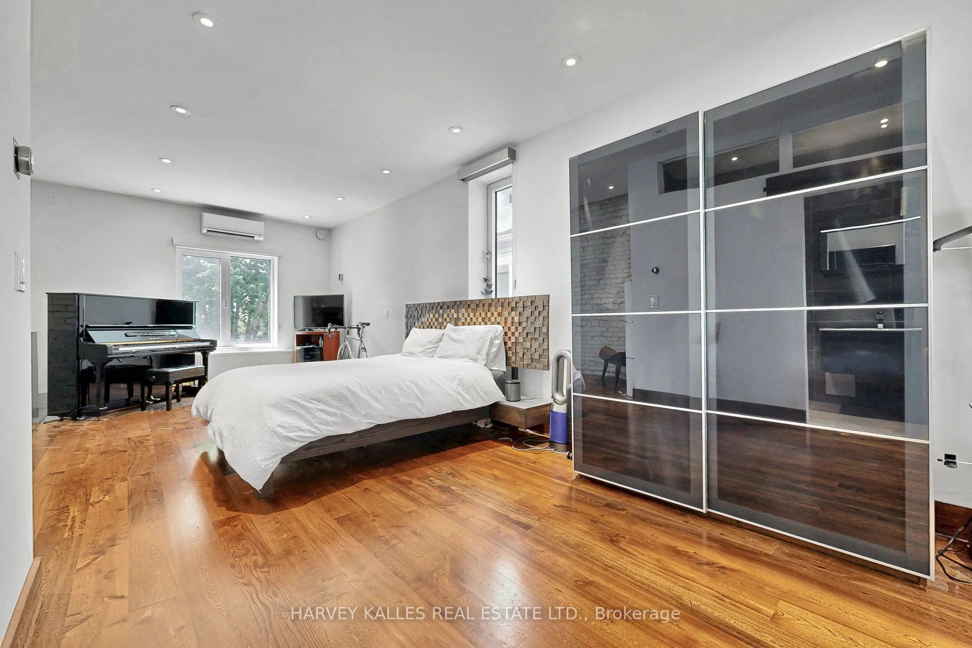 819 Dundas Street W