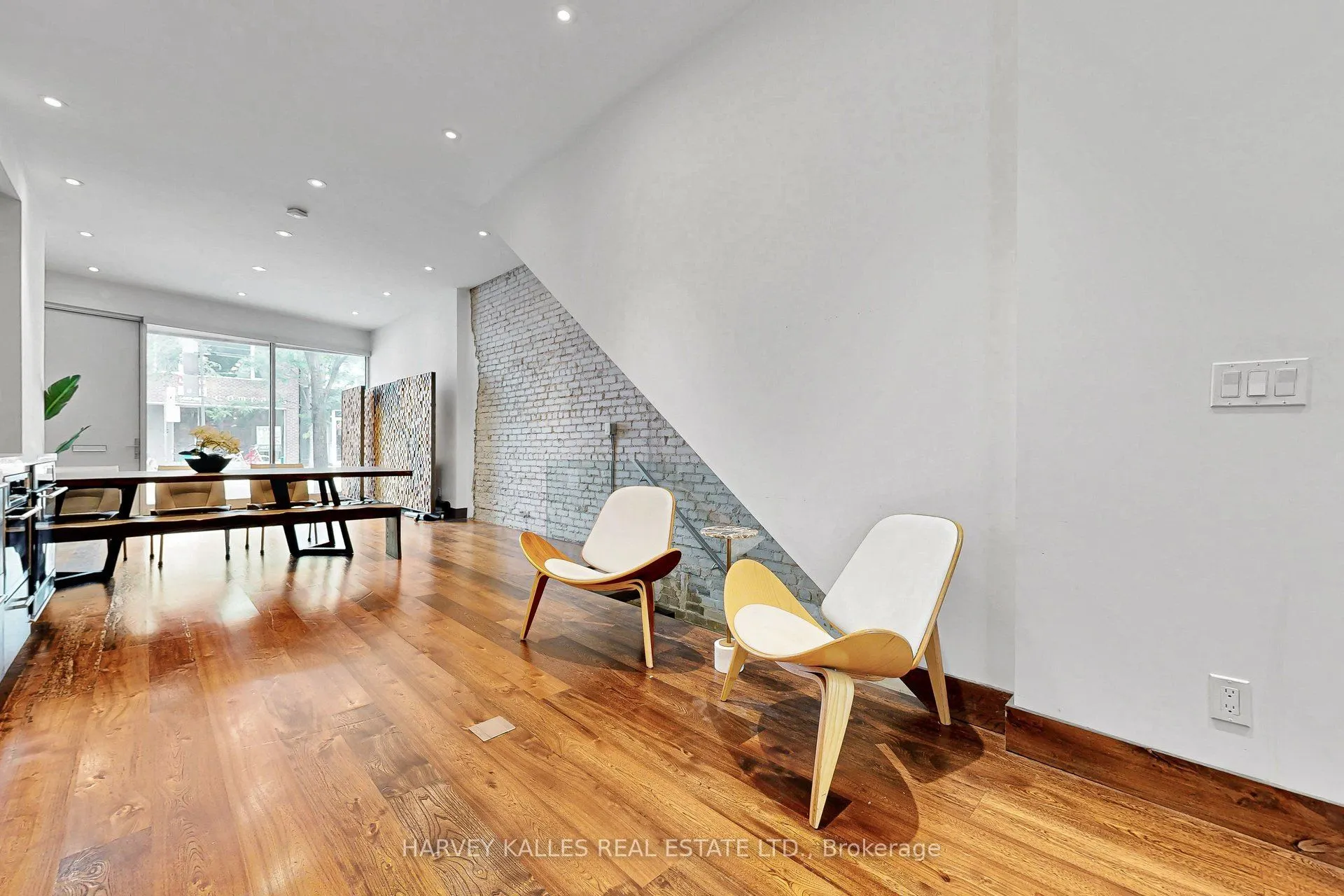 819 Dundas Street W