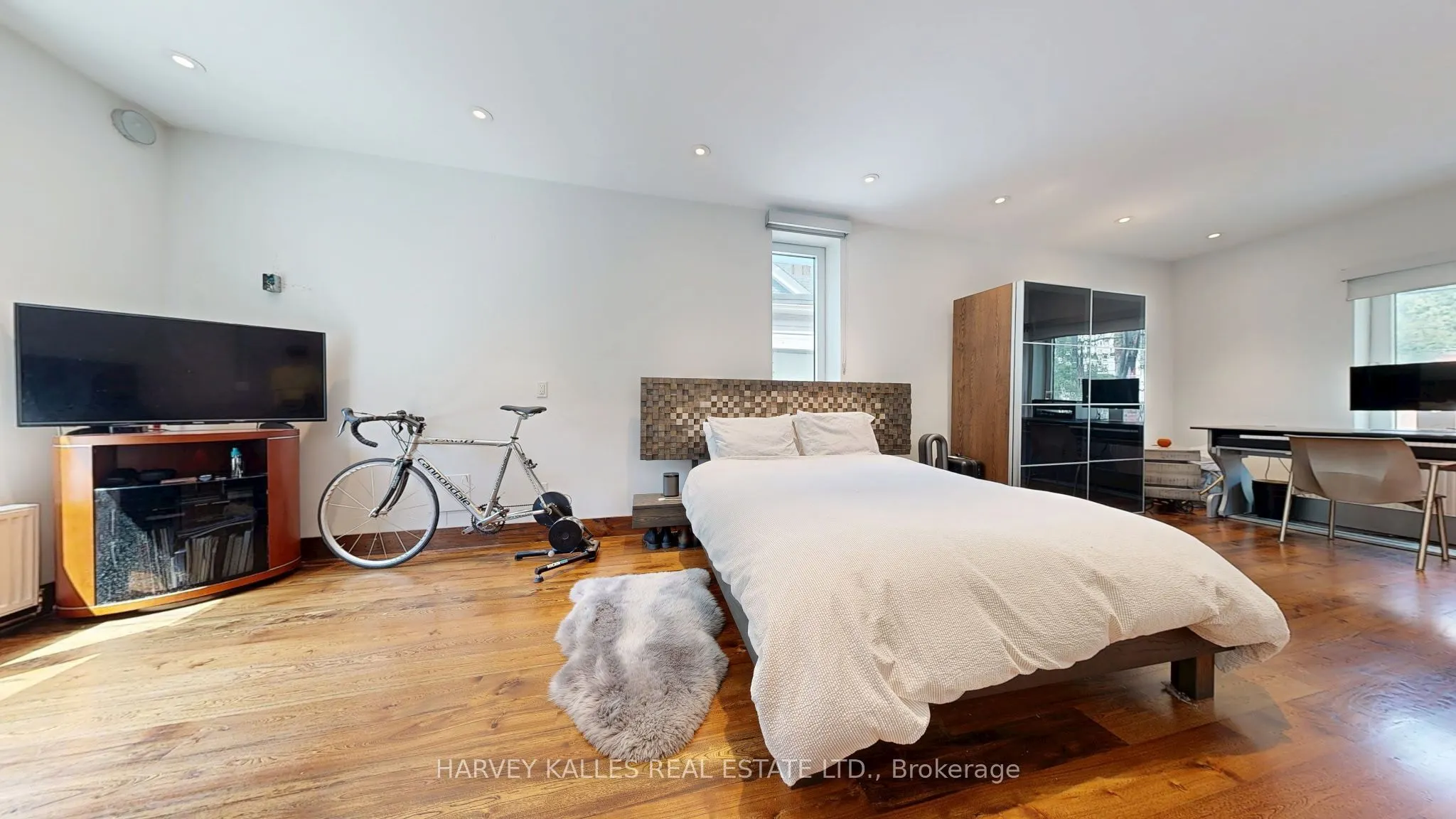 819 Dundas Street W