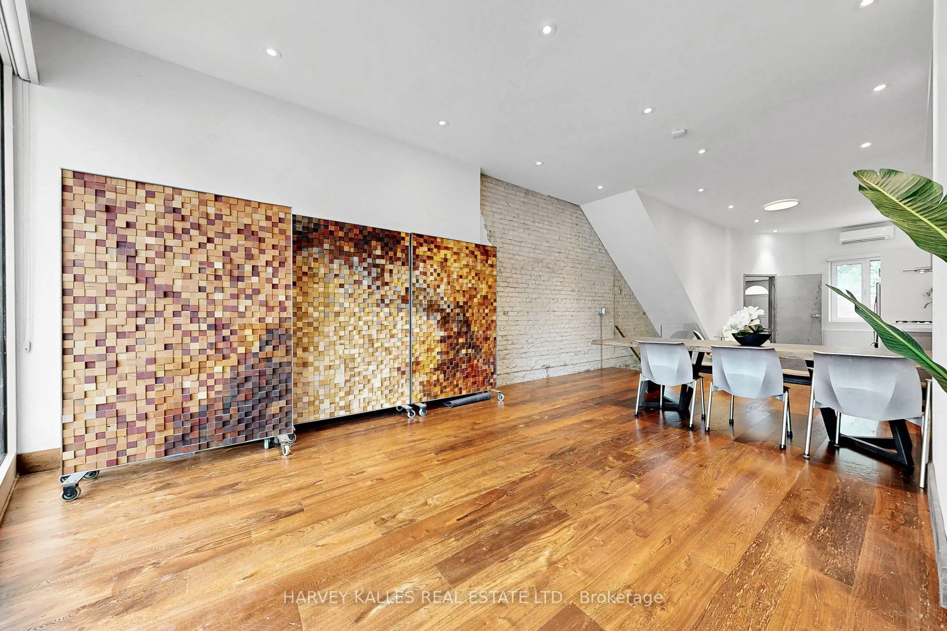 819 Dundas Street W
