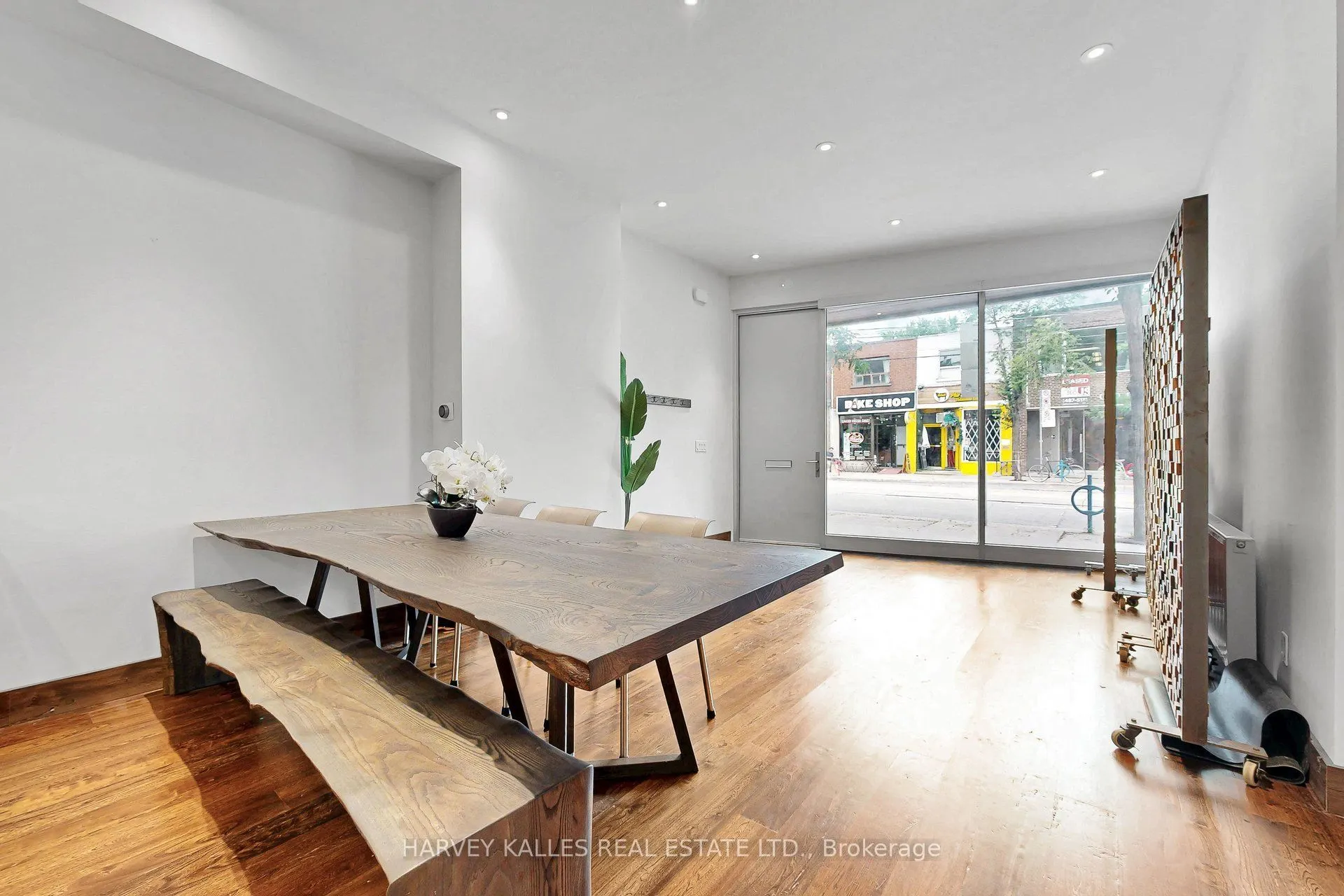 819 Dundas Street W