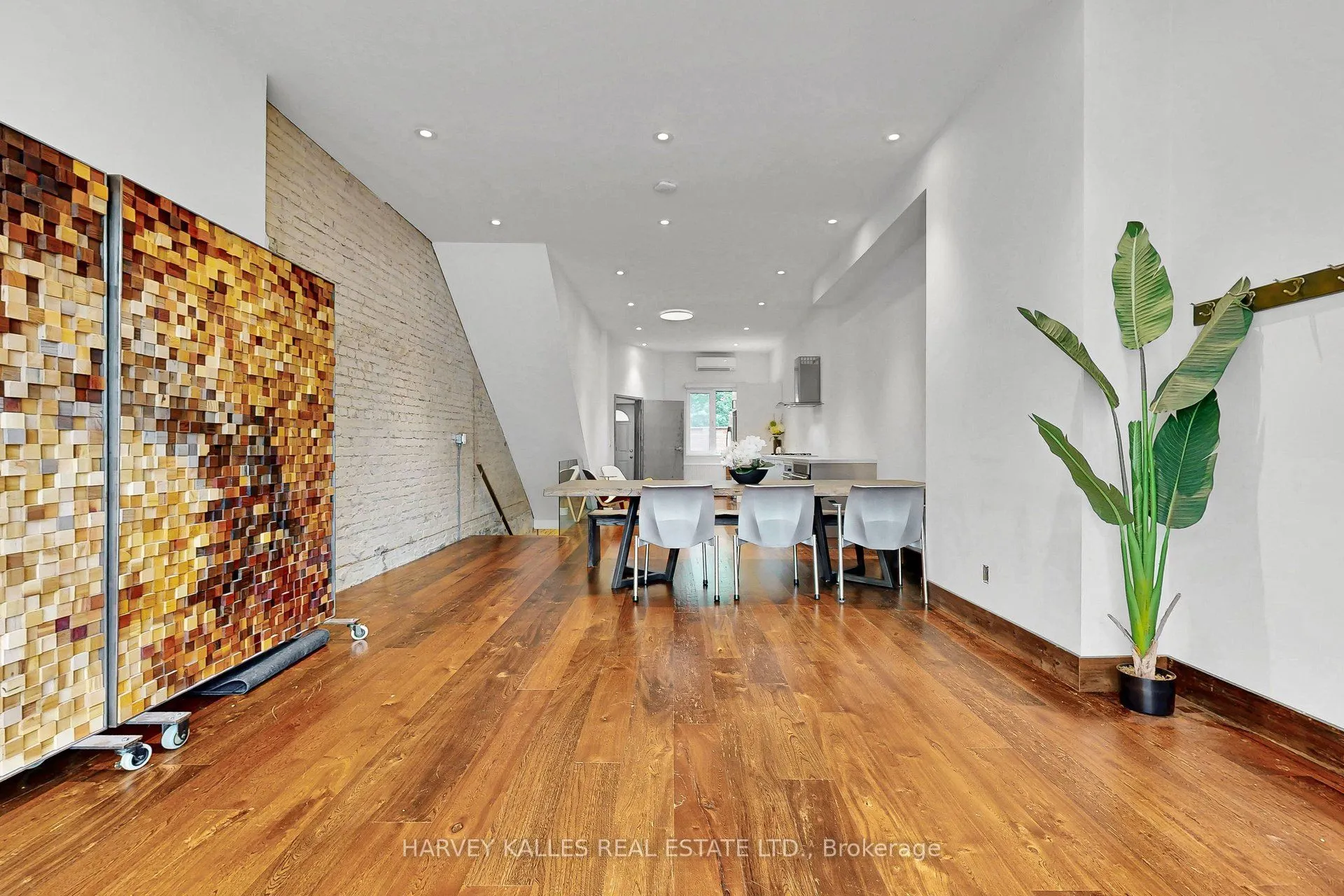 819 Dundas Street W