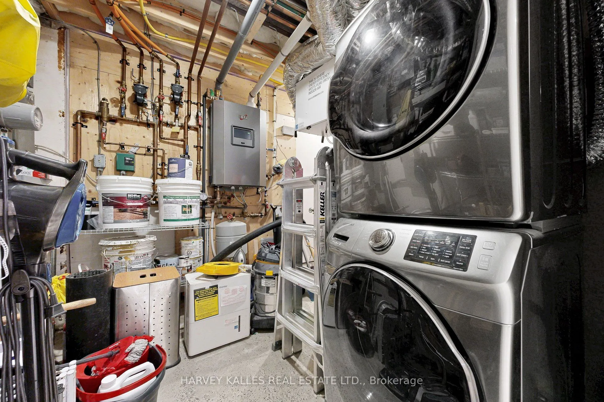 819 Dundas Street W