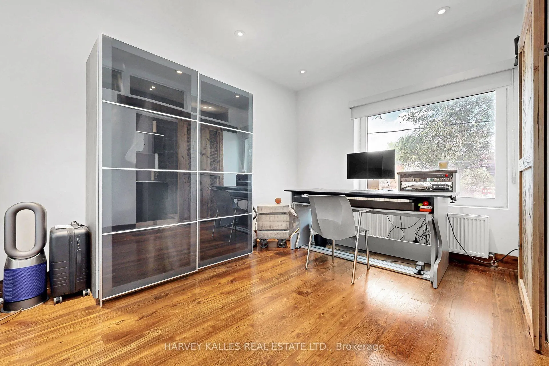 819 Dundas Street W