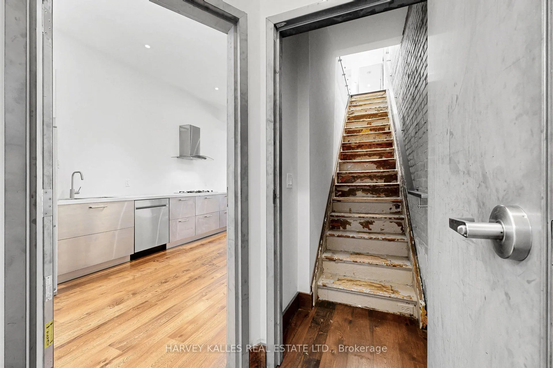 819 Dundas Street W
