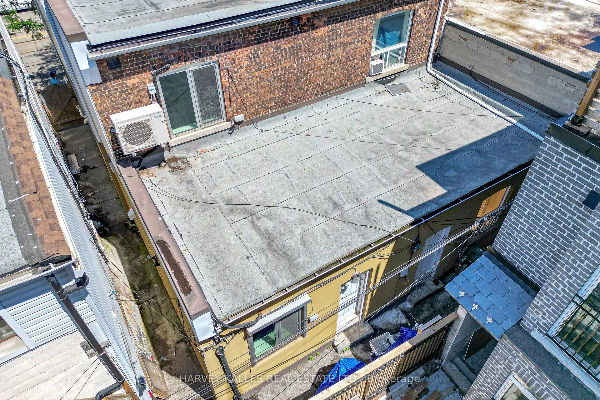 819 Dundas Street W