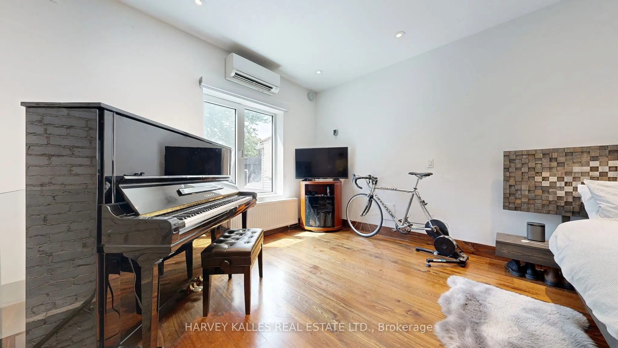 819 Dundas Street W