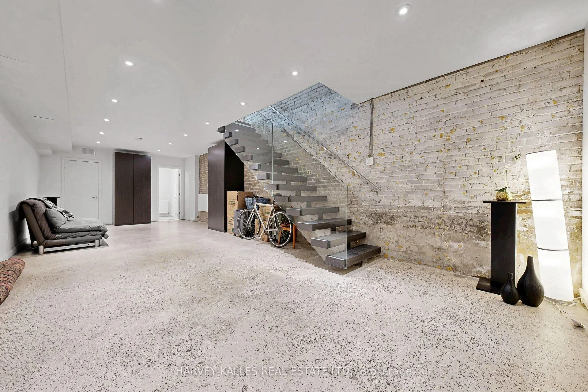 819 Dundas Street W