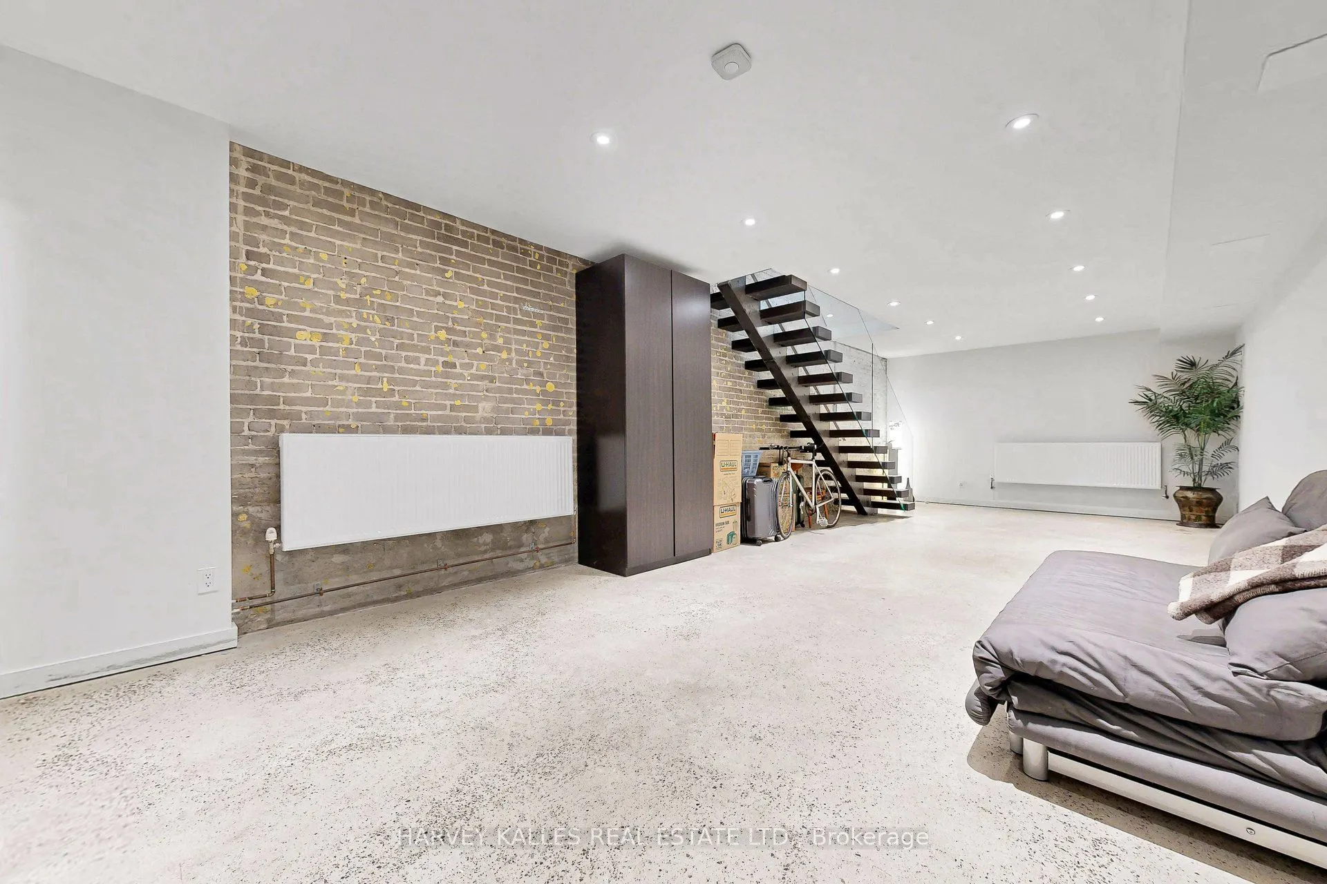 819 Dundas Street W