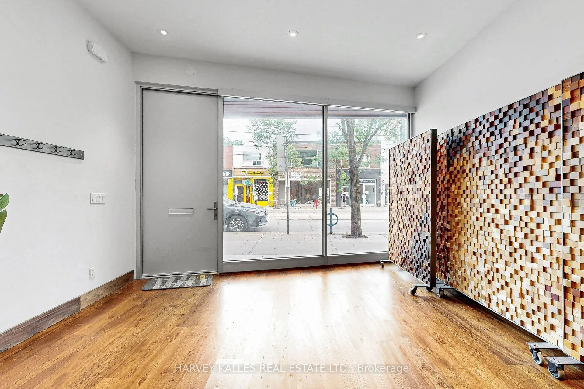 819 Dundas Street W