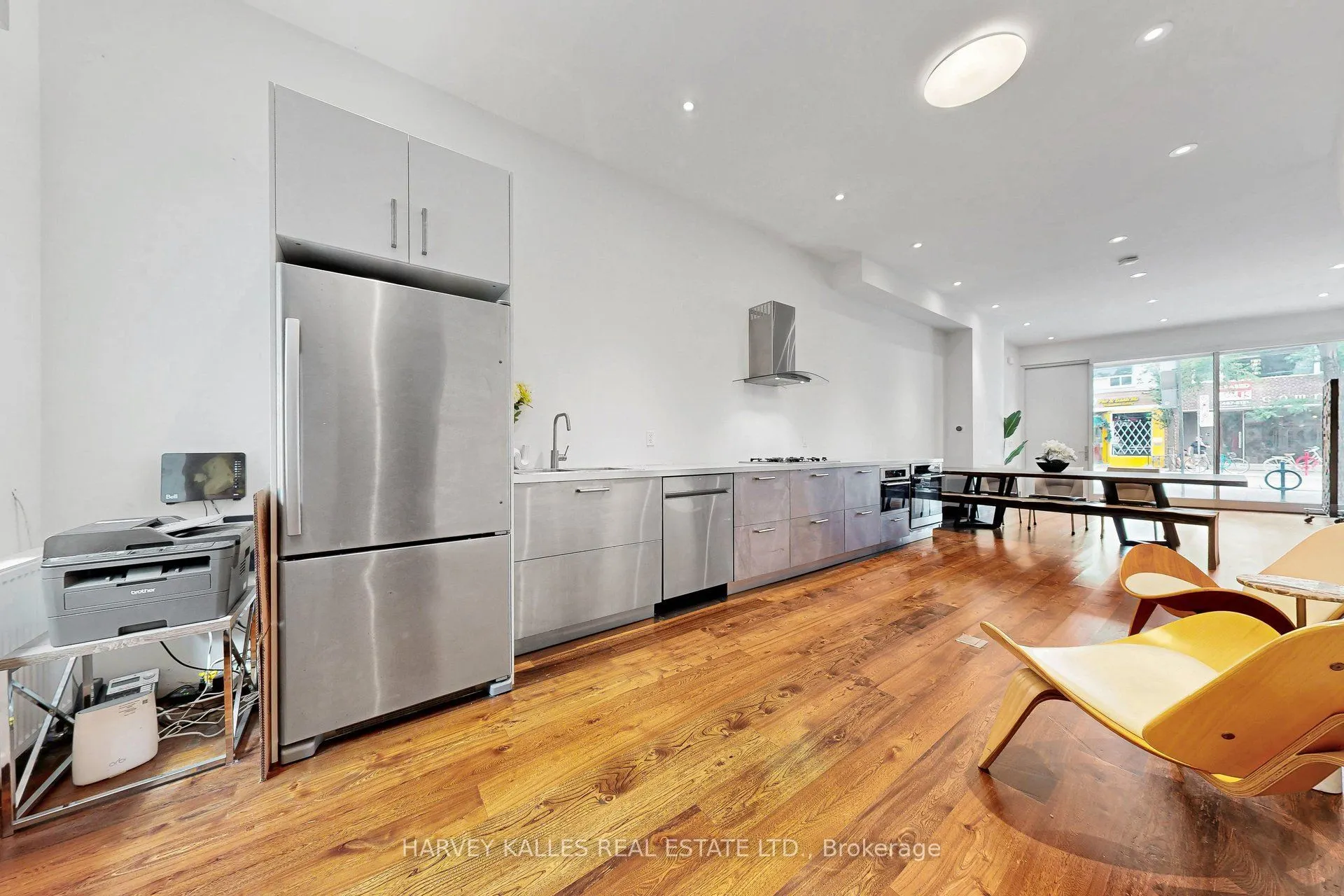 819 Dundas Street W
