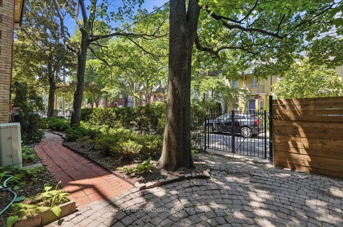 33 Rose Avenue