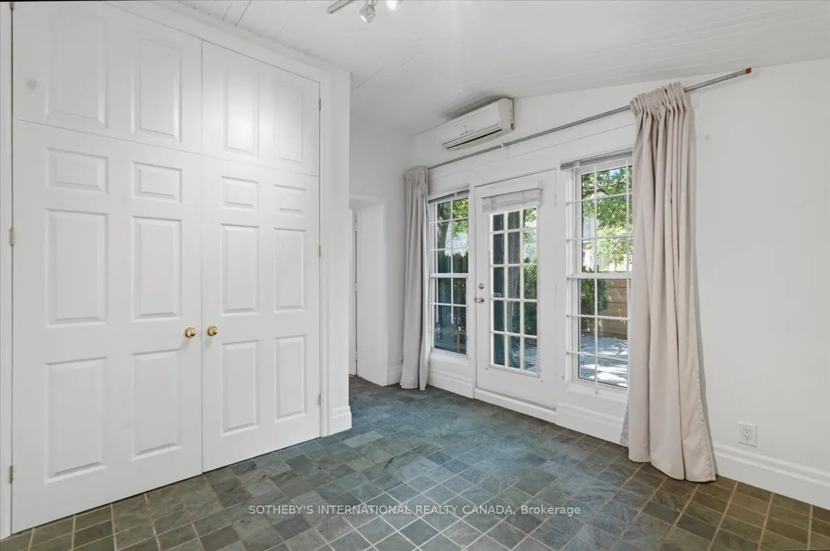 33 Rose Avenue