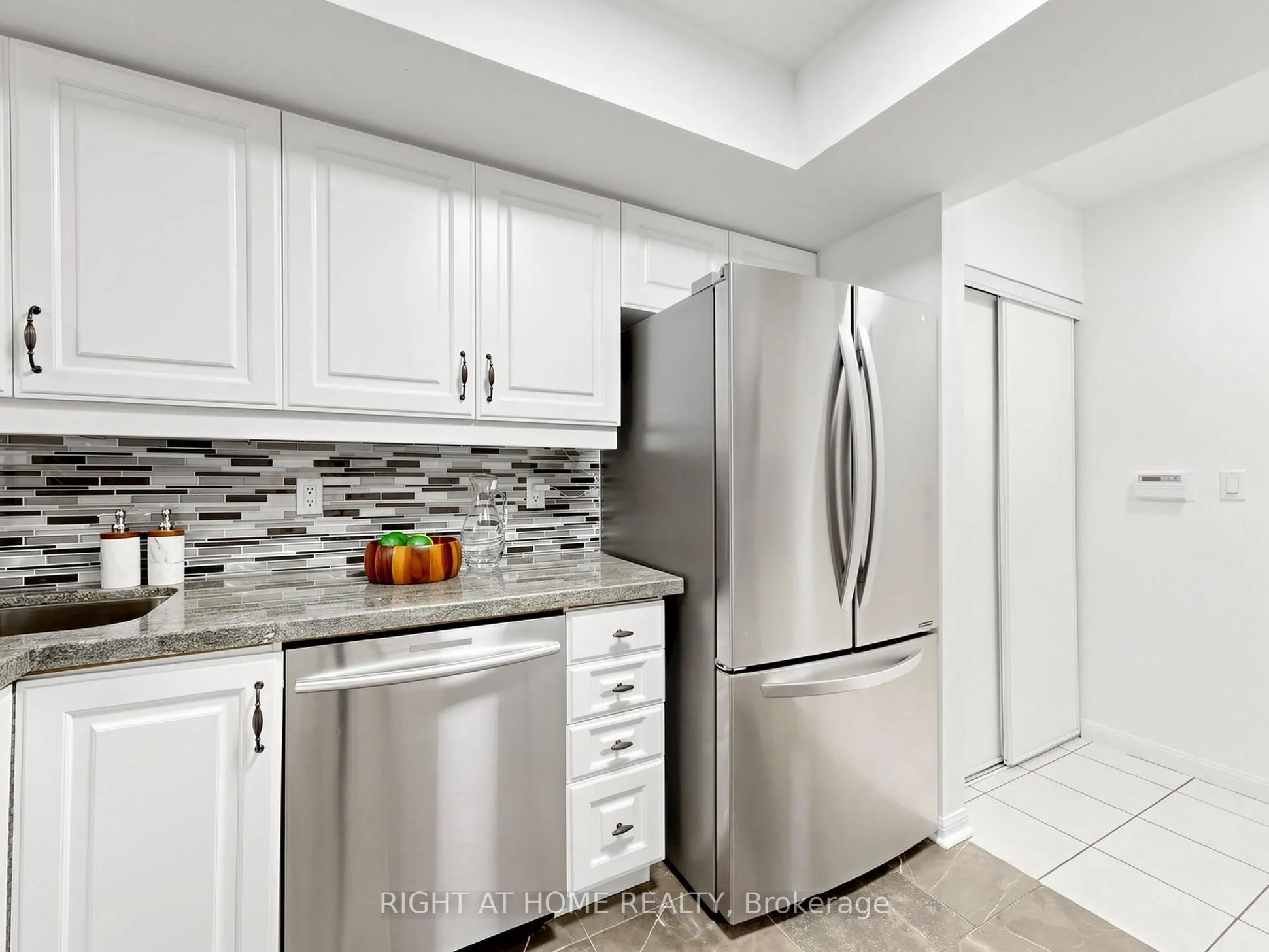 28 Sommerset Way #1520