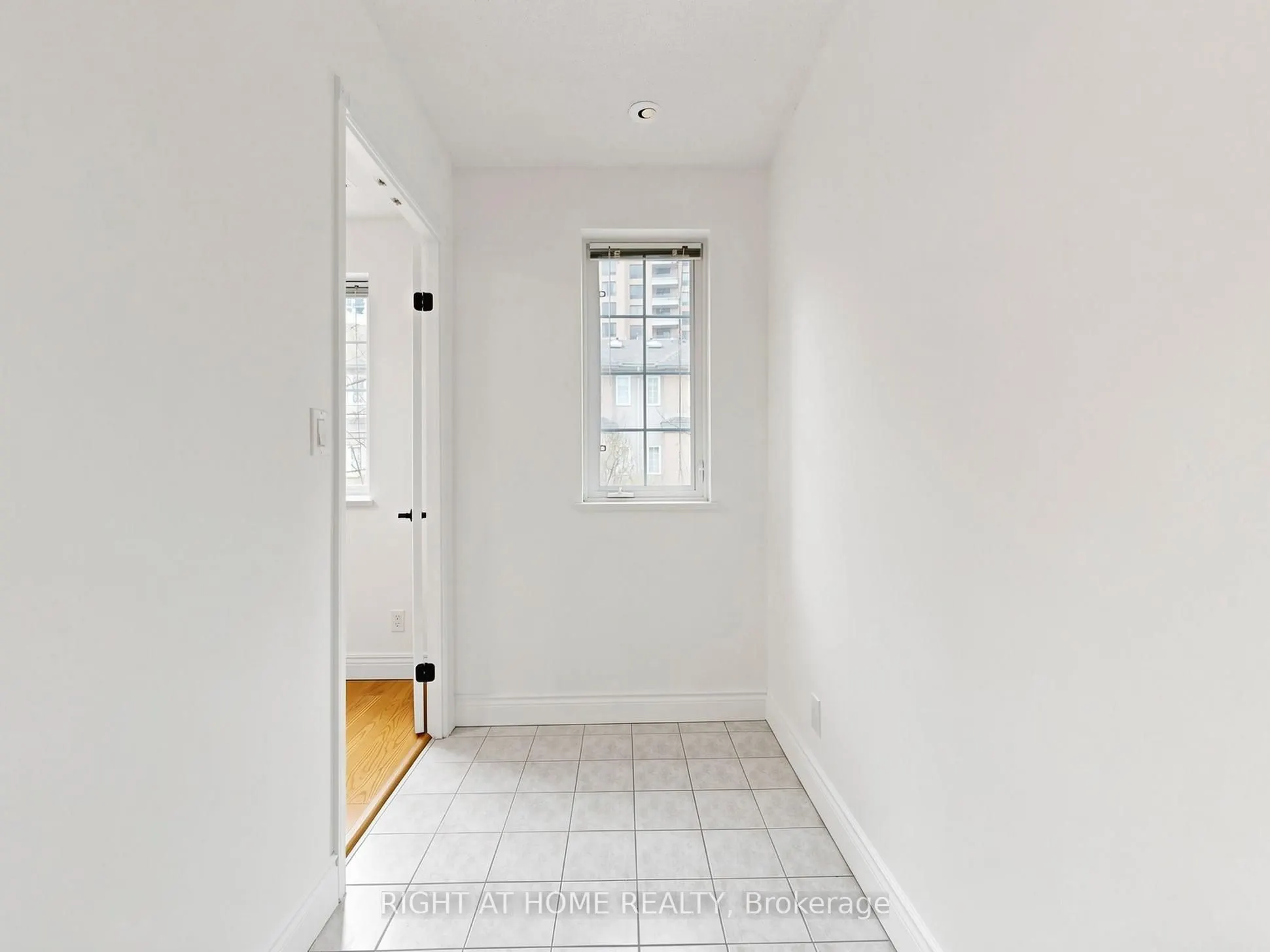 28 Sommerset Way #1520