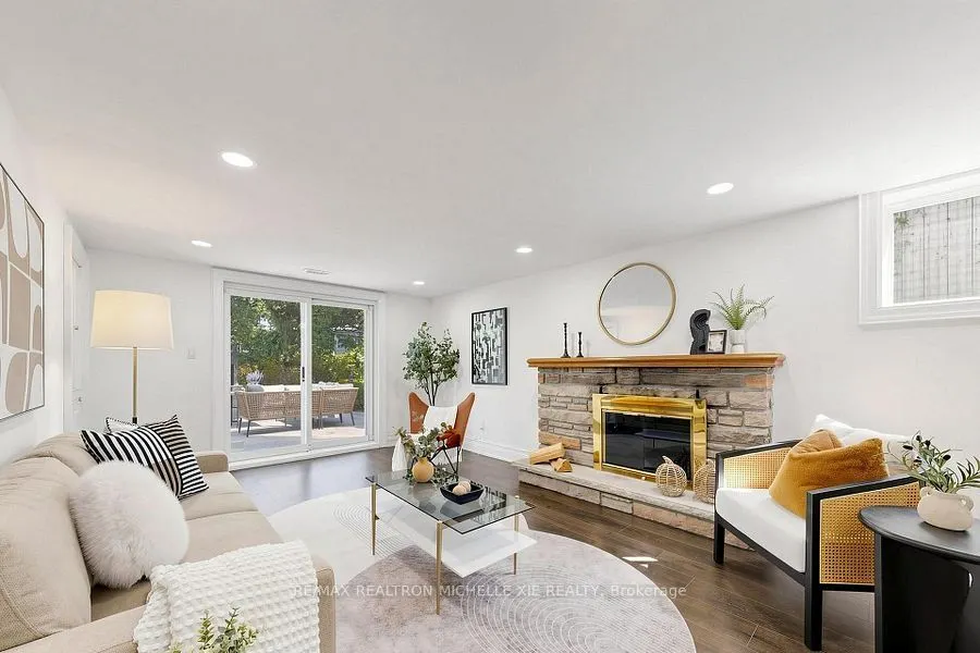 8 Meadowglade Crescent