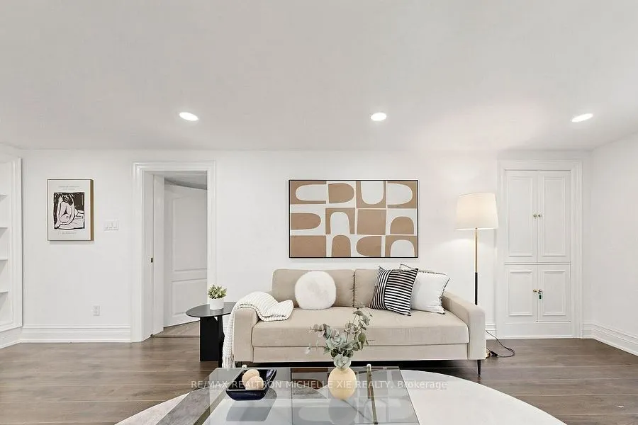 8 Meadowglade Crescent