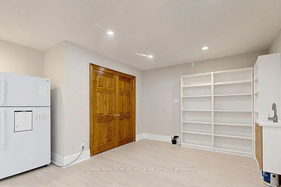 8 Meadowglade Crescent